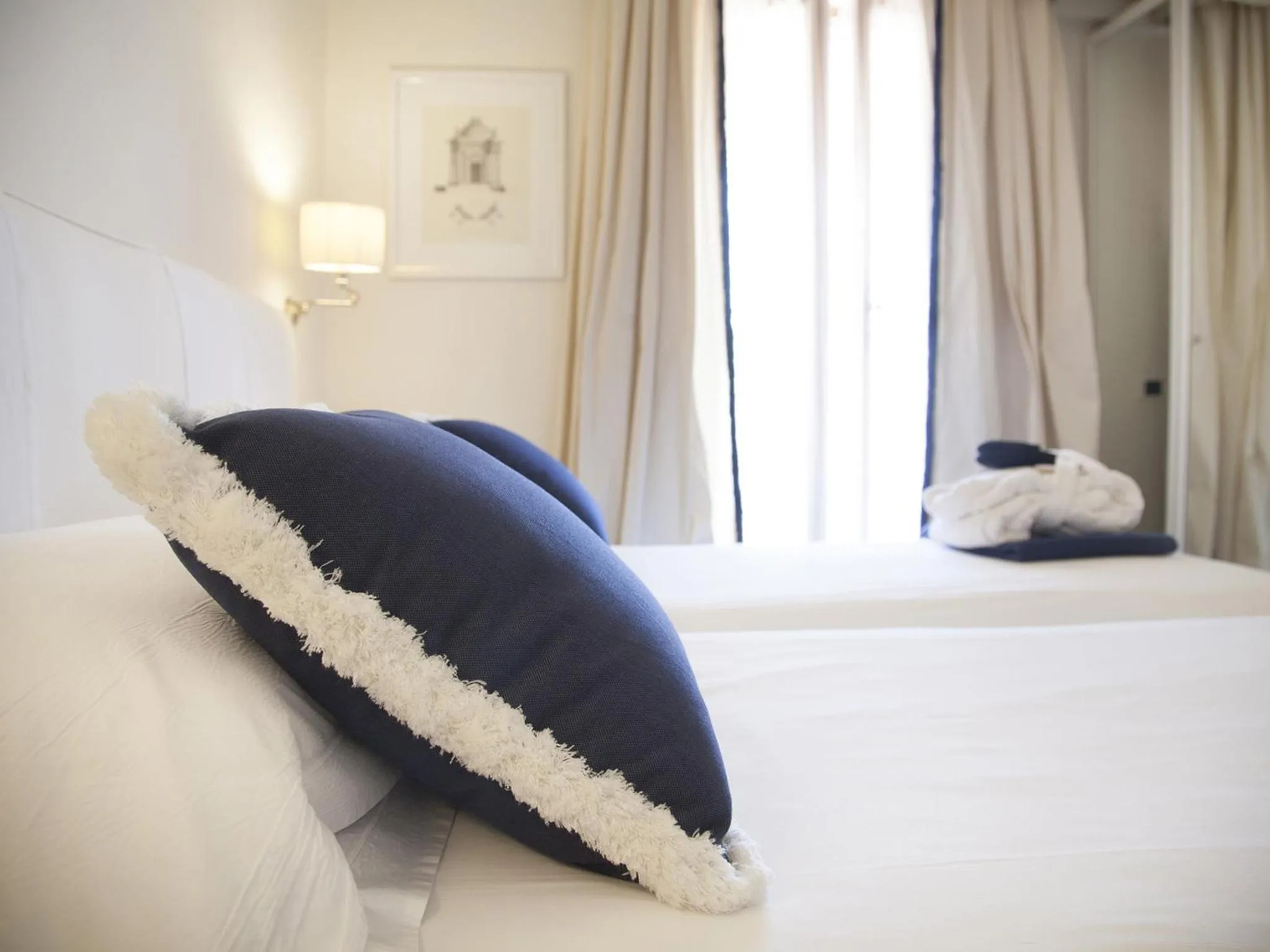 Bed in California Park Hotel