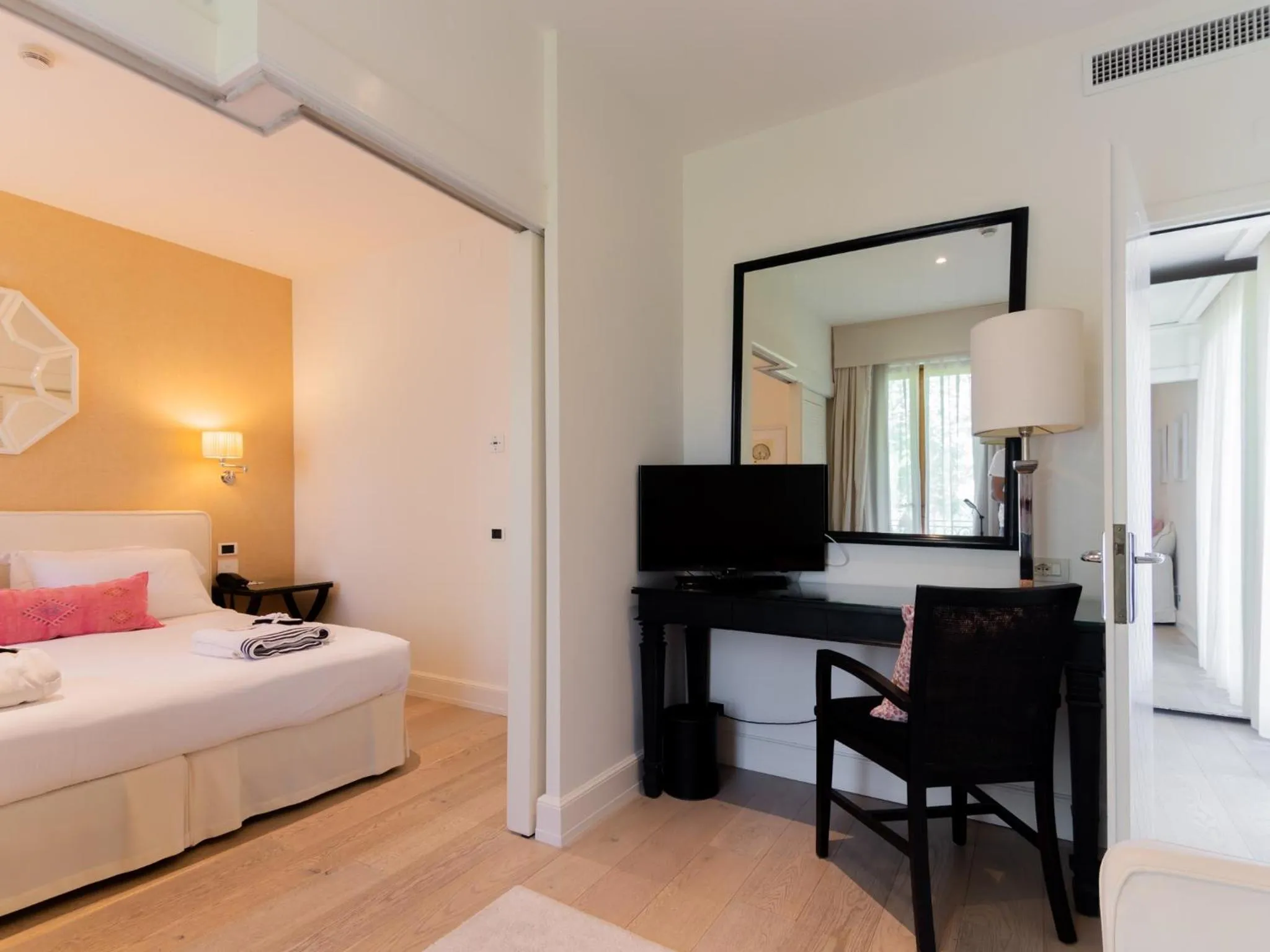 Living room, Bed in California Park Hotel