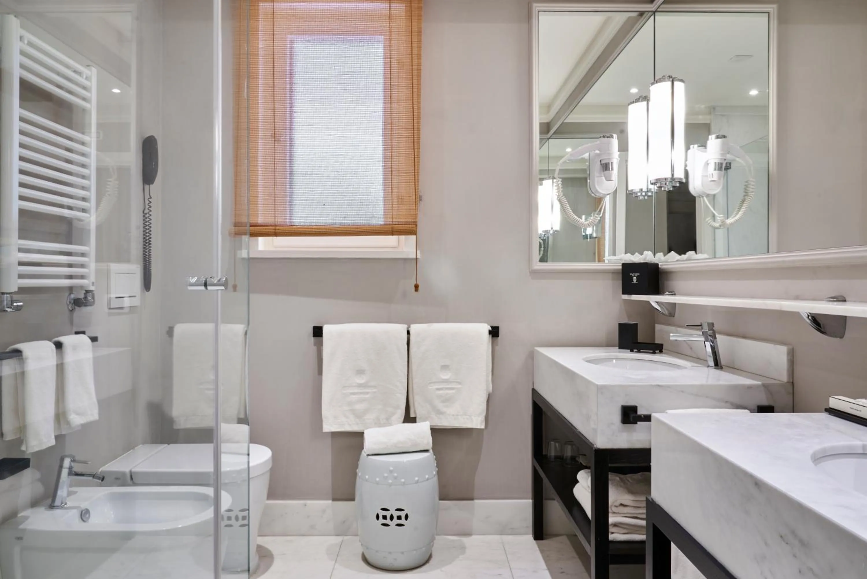 Toilet in California Park Hotel