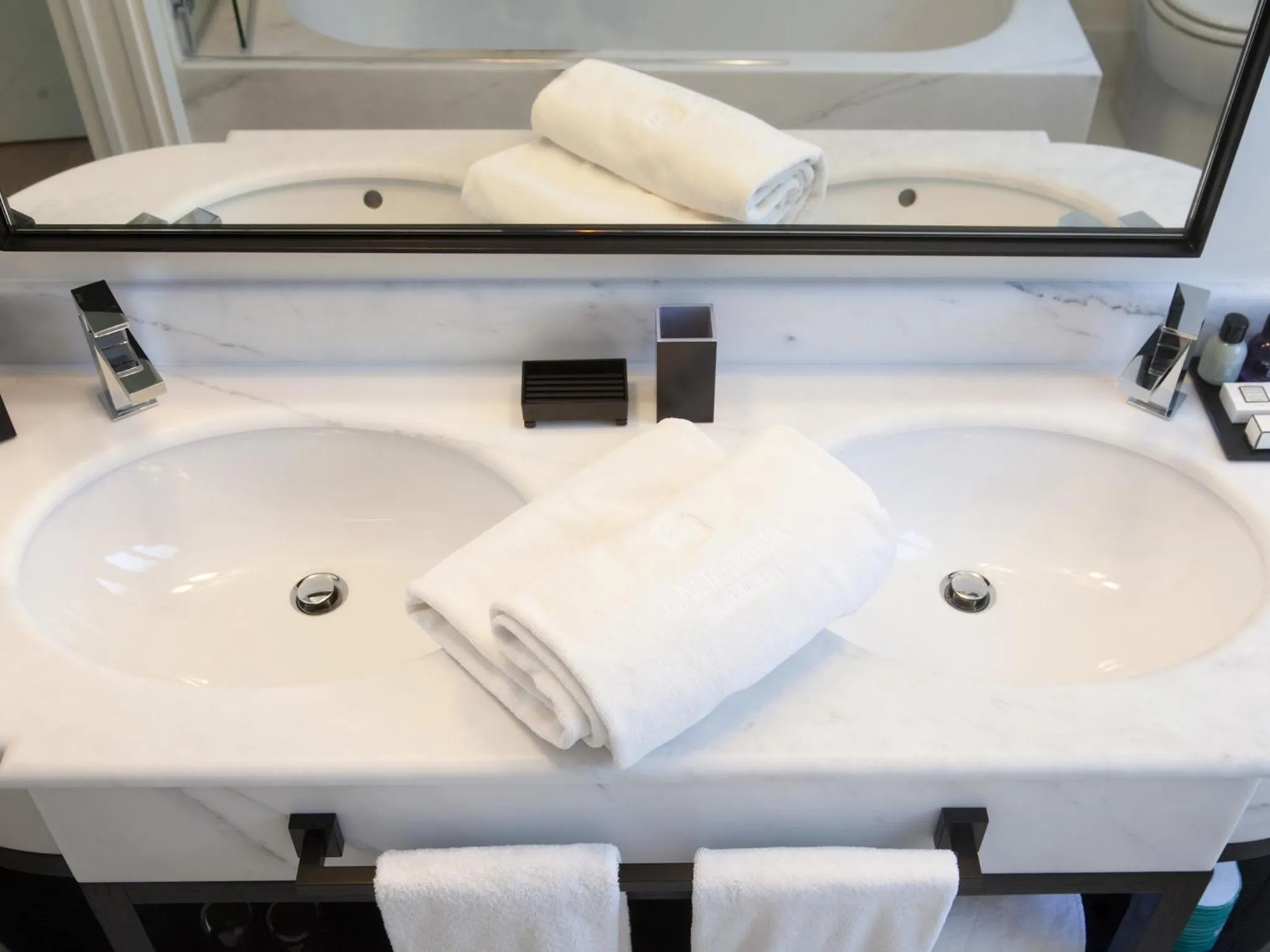 Bathroom in California Park Hotel