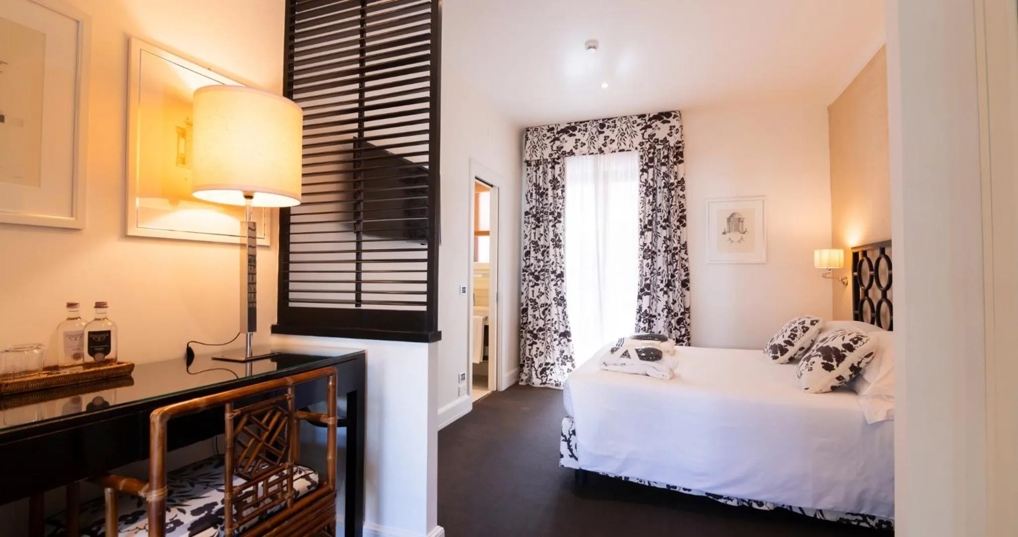 Photo of the whole room, Bed in California Park Hotel