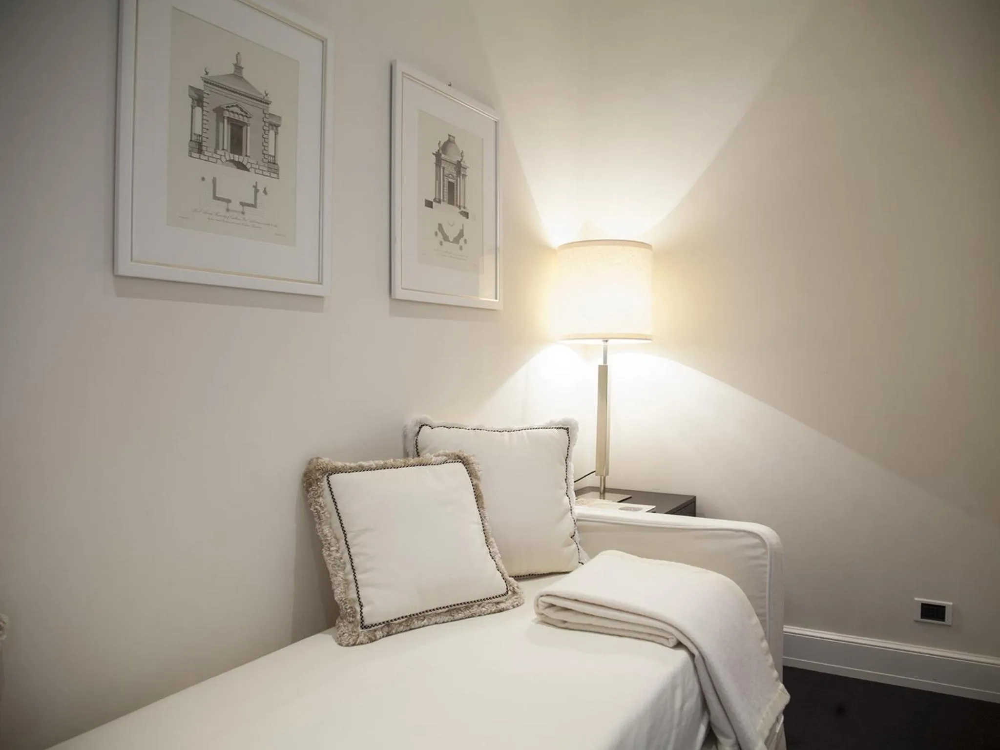 Bed in California Park Hotel