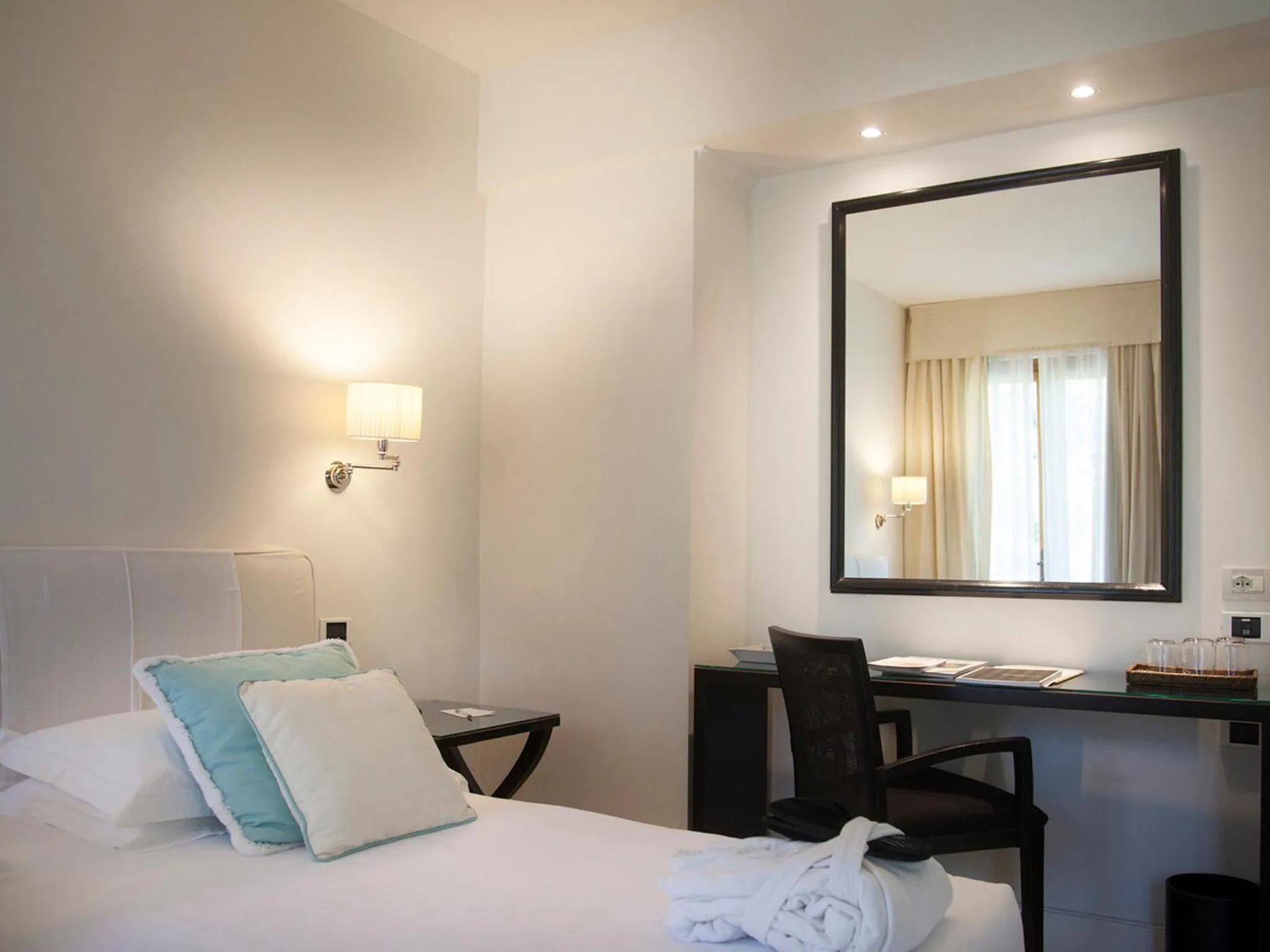 Bed in California Park Hotel