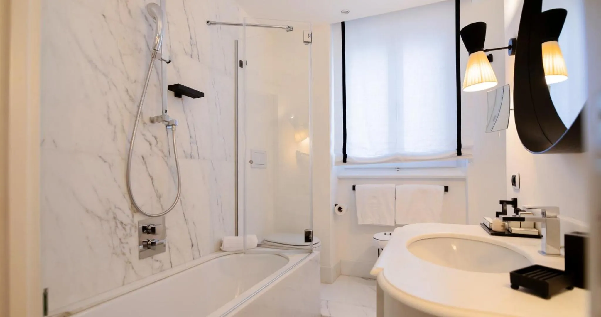 Bath in California Park Hotel