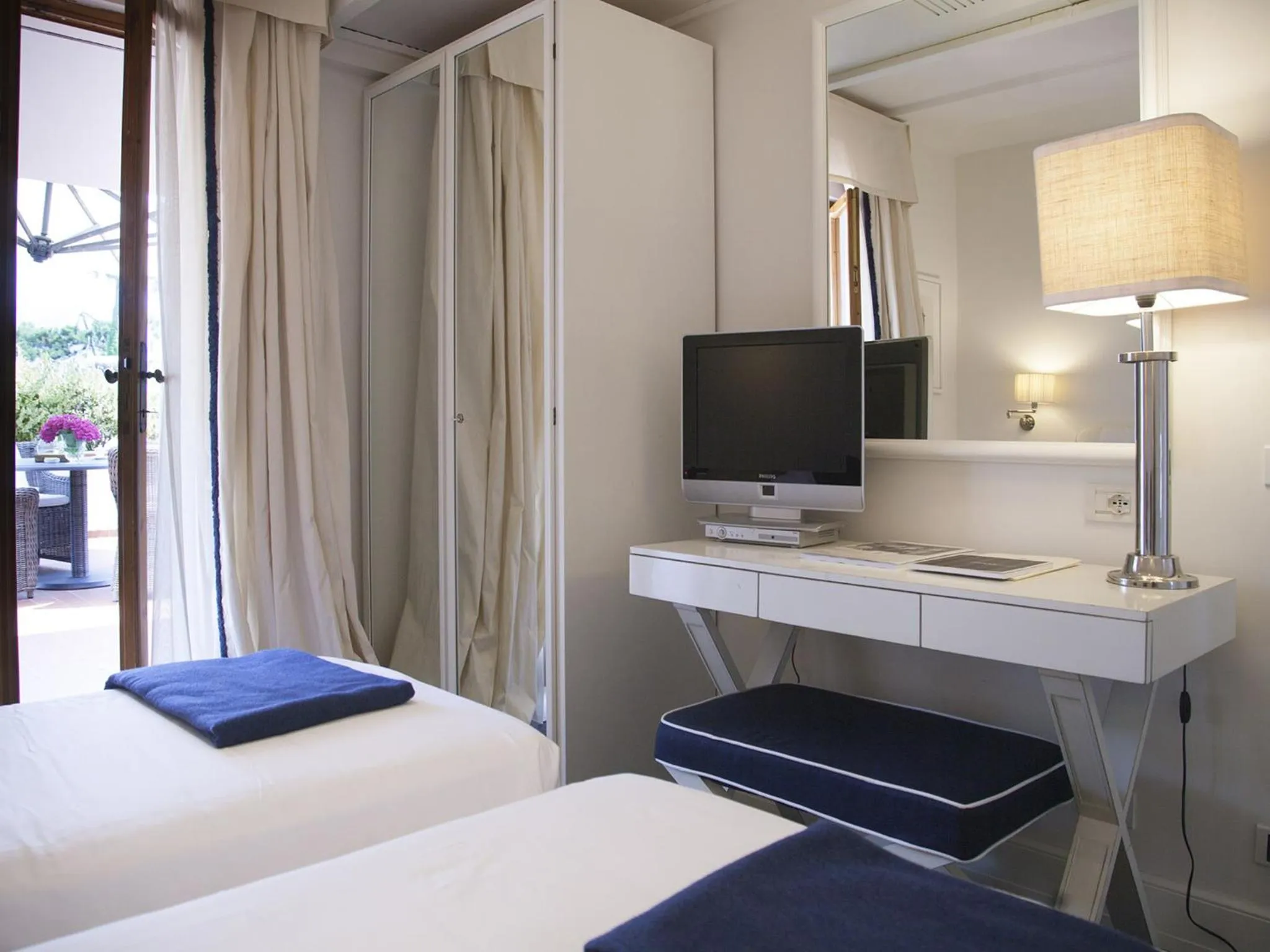 Bed in California Park Hotel