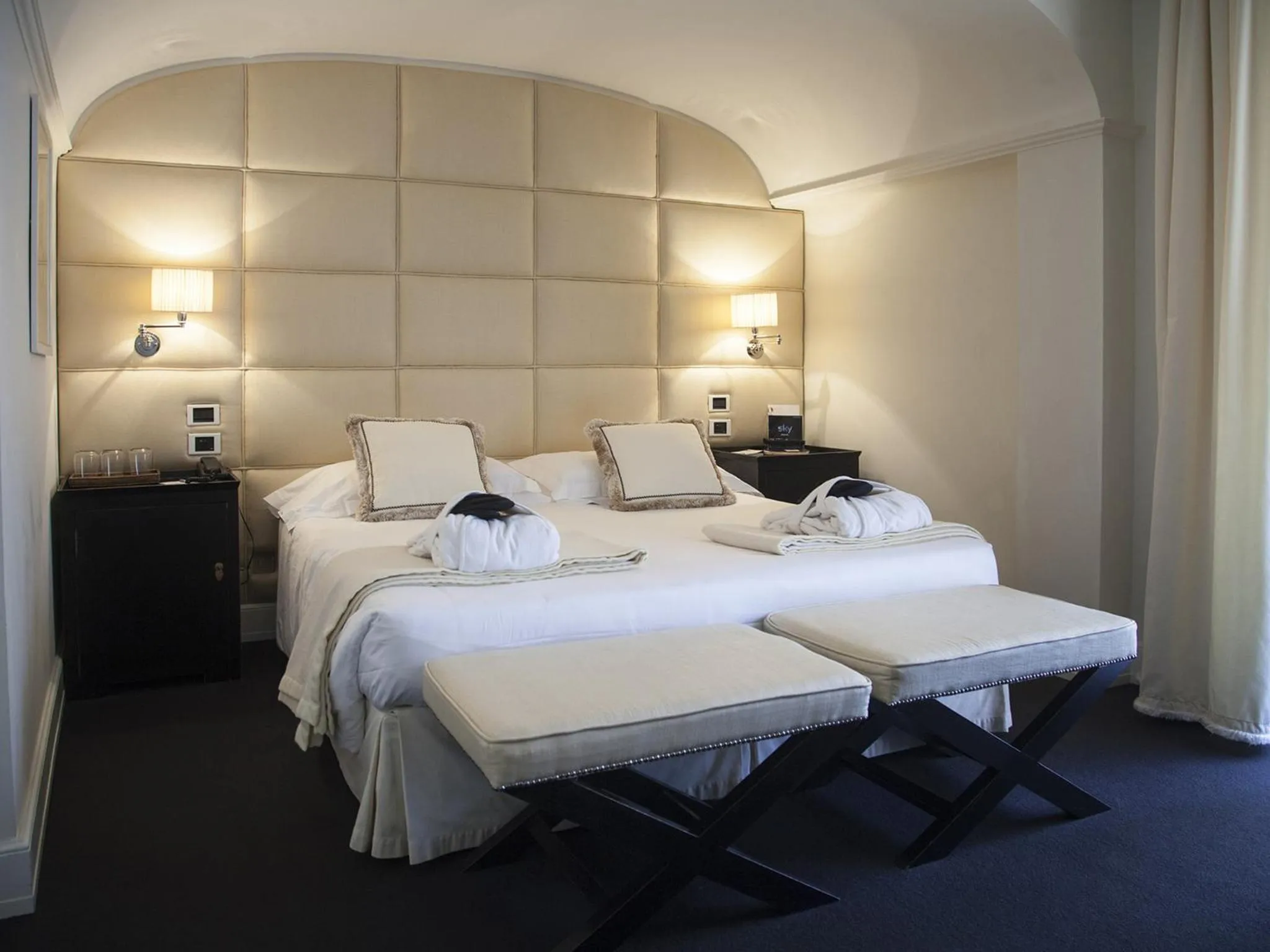 Bed in California Park Hotel