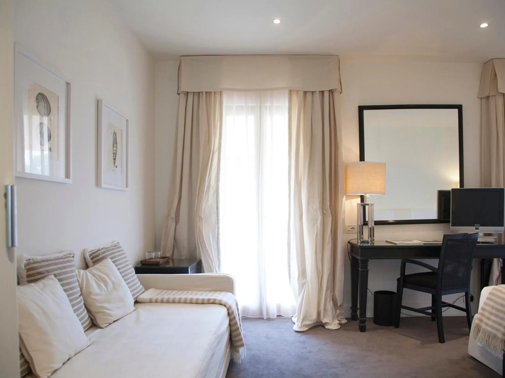 Photo of the whole room, Bed in California Park Hotel