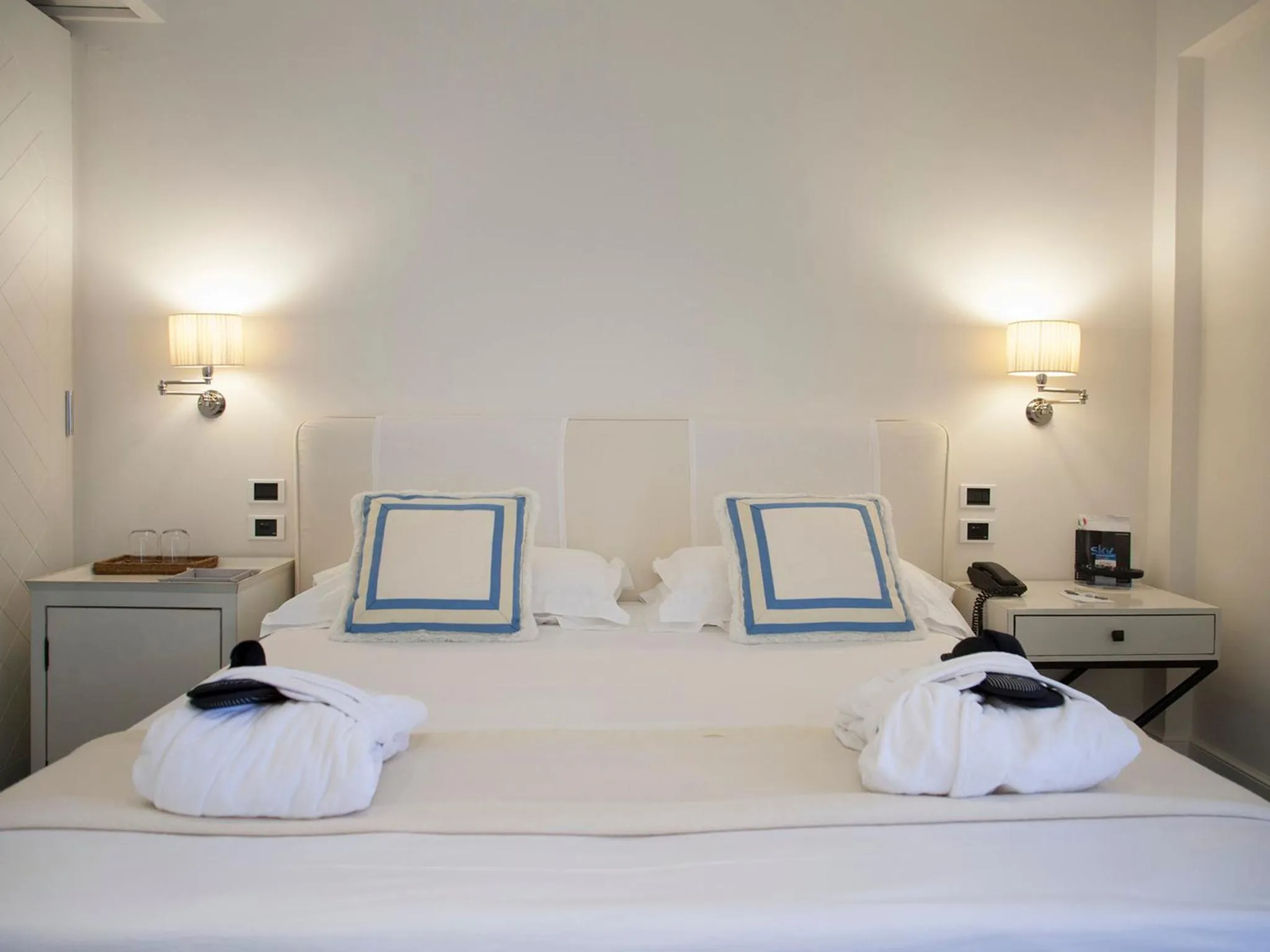 Photo of the whole room, Bed in California Park Hotel