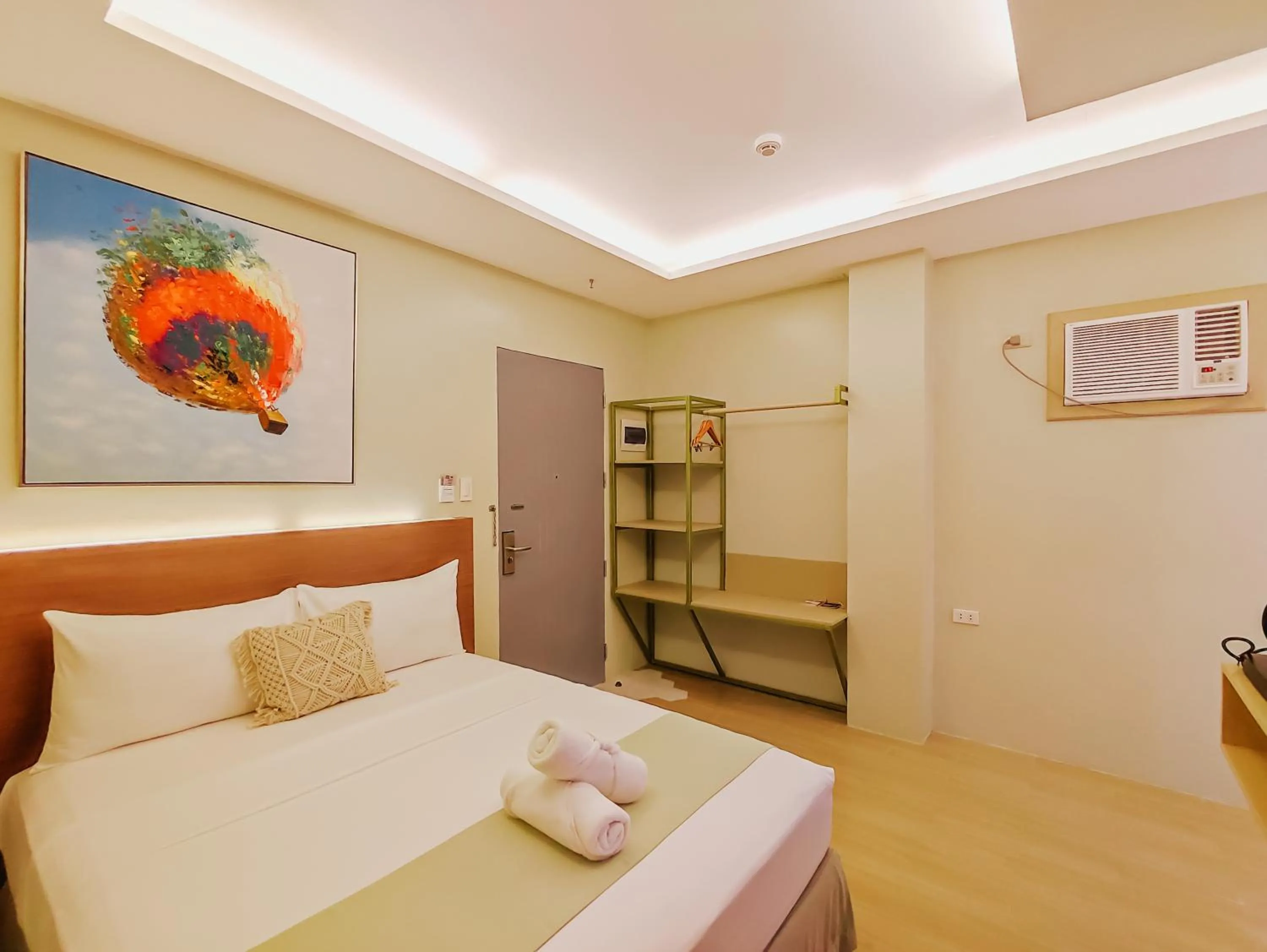 Bed in Hotel Simone Kalibo