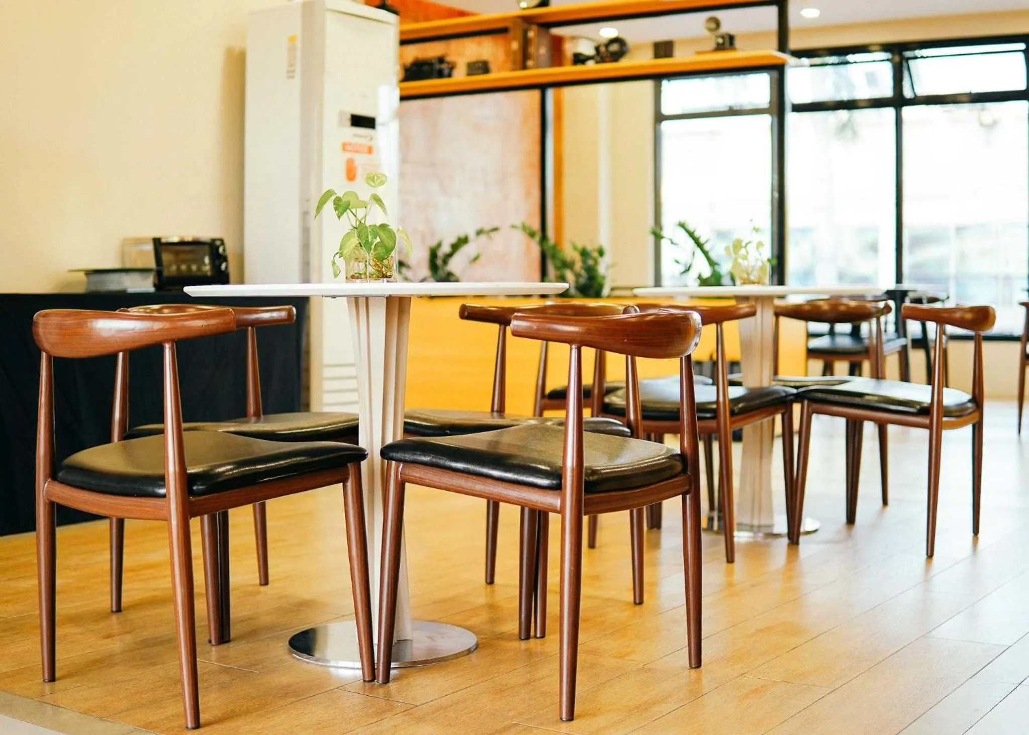 Seating area in Travelbee Airport Inn