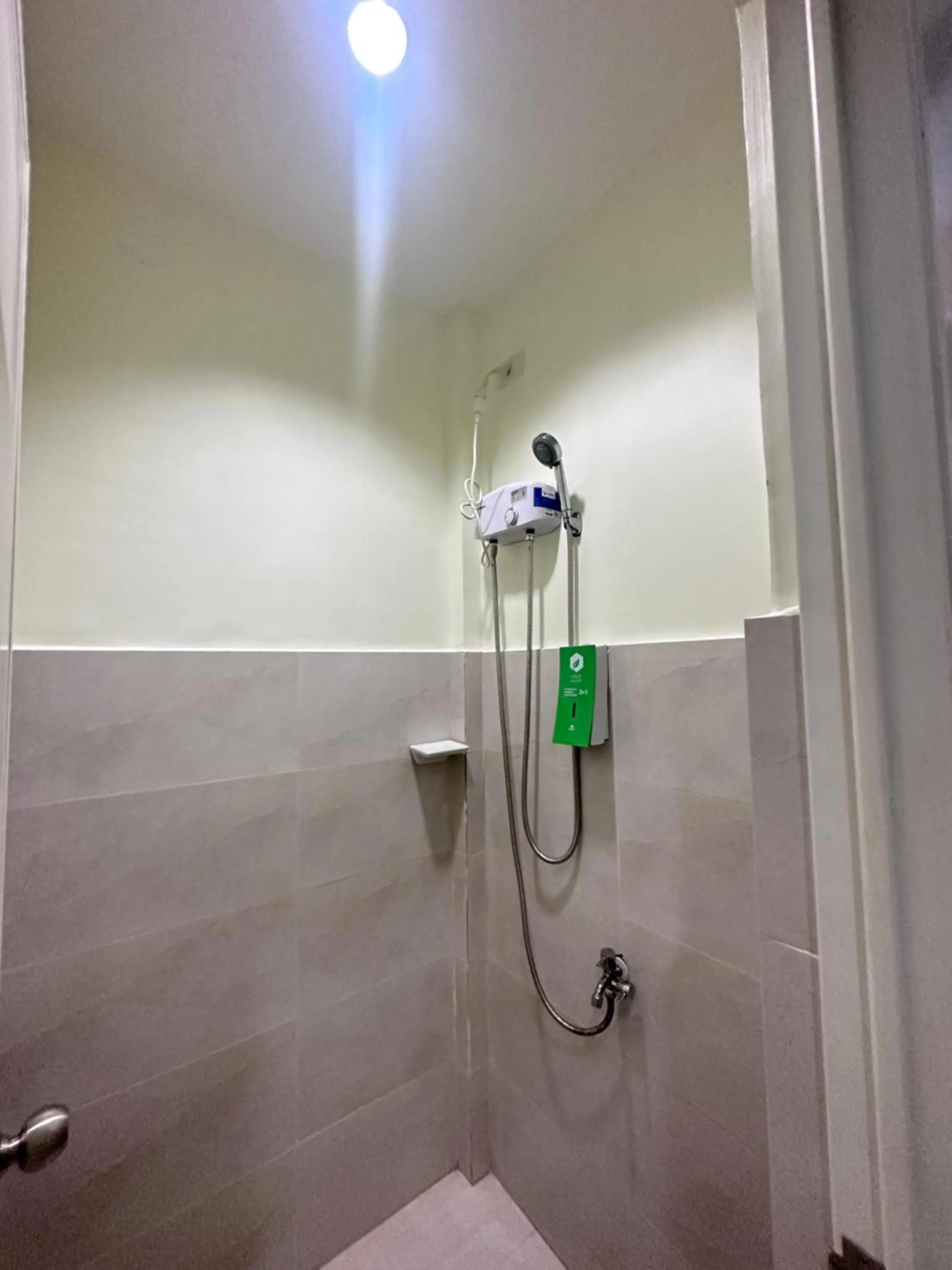 Shower in Travelbee Airport Inn