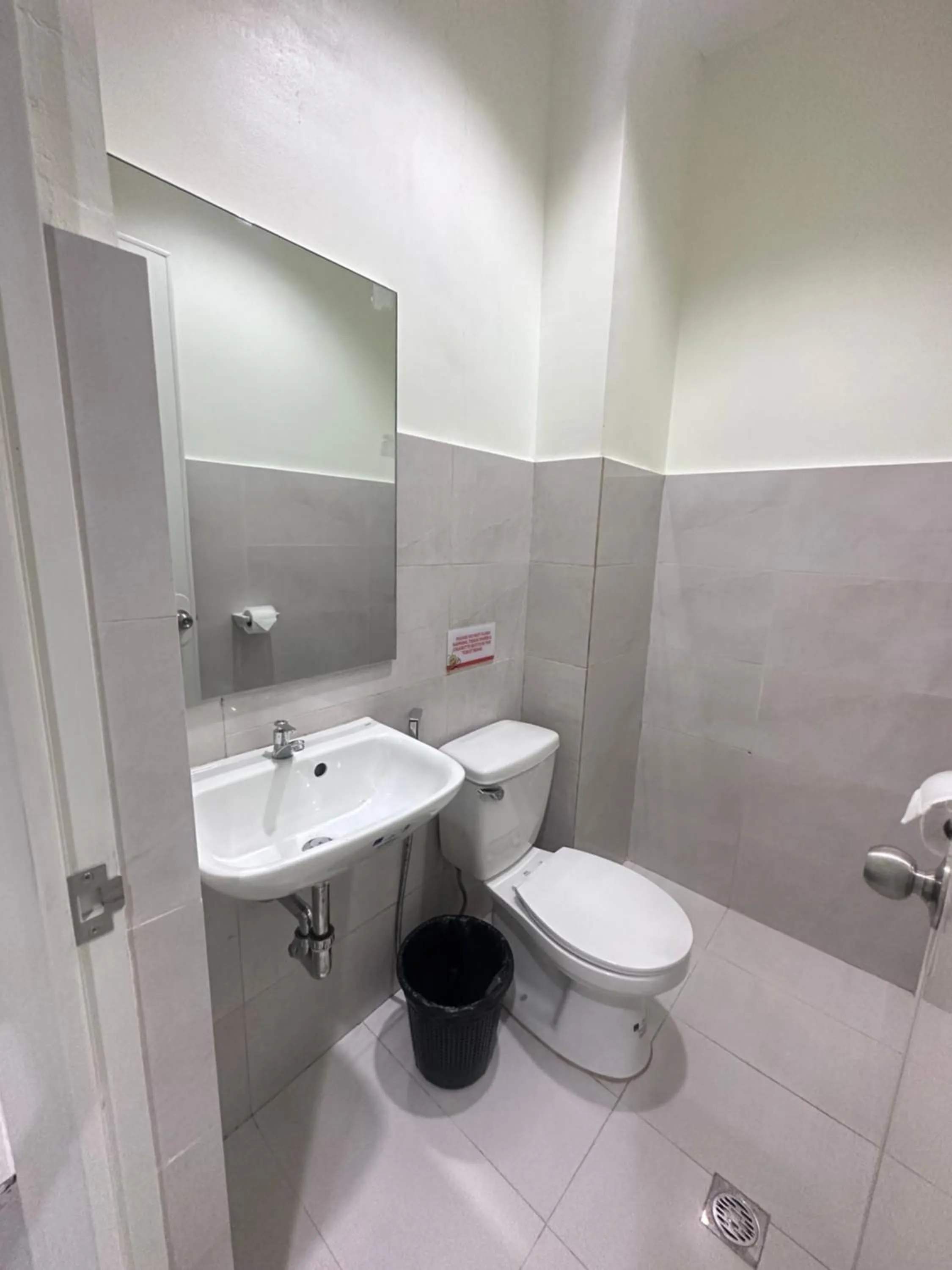 Bathroom in Travelbee Airport Inn