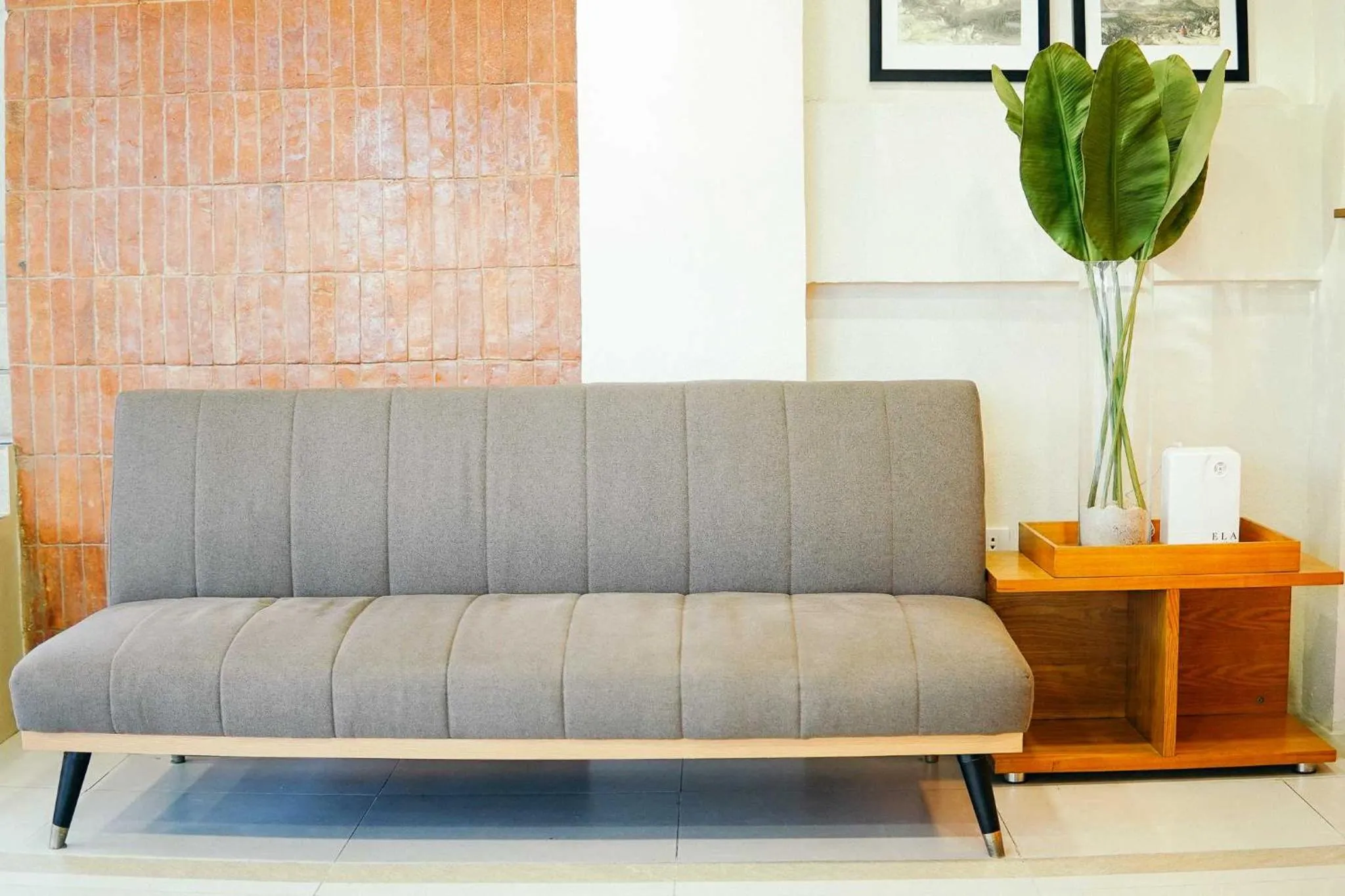 Seating area in Travelbee Airport Inn