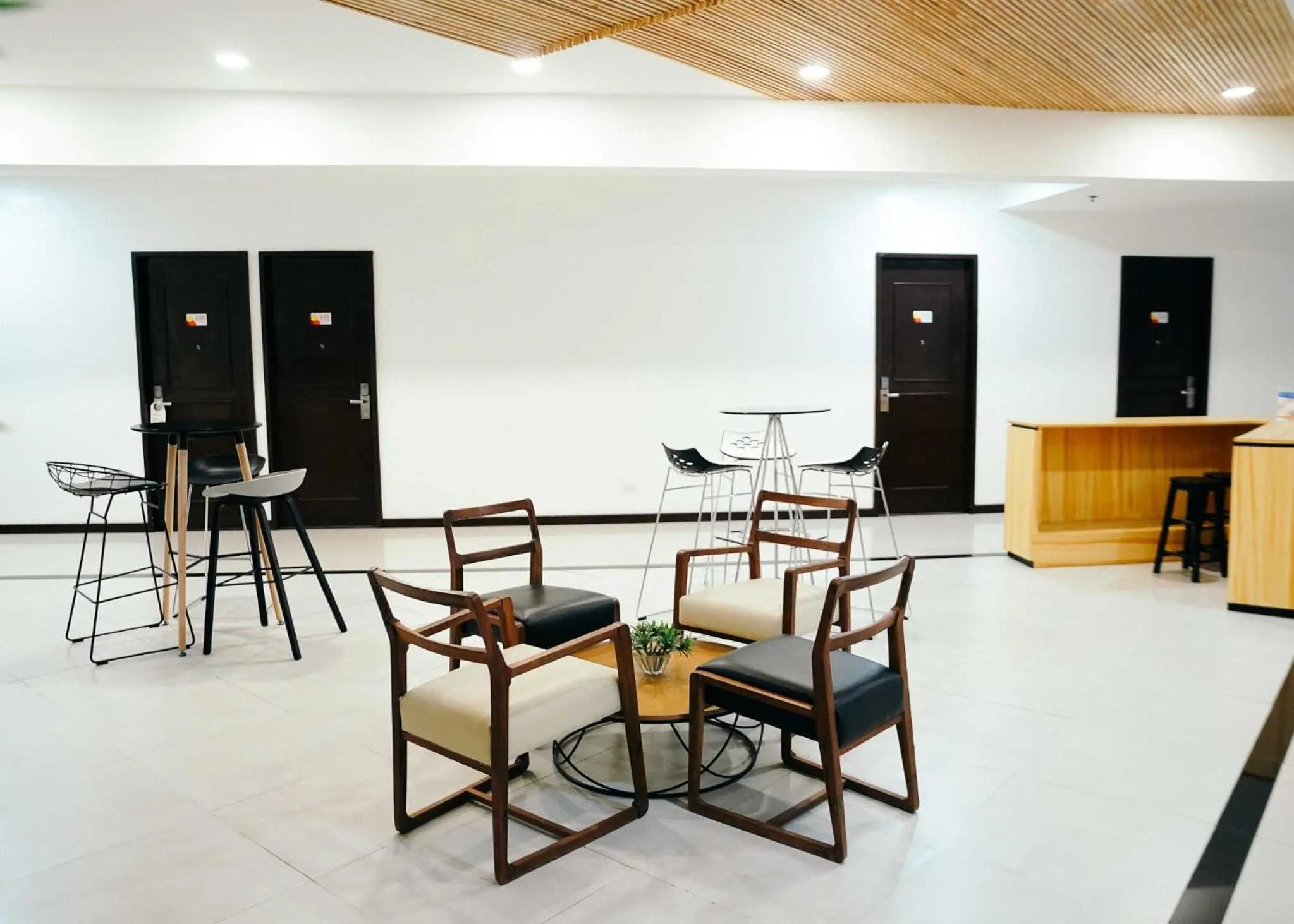 Seating area in Travelbee Airport Inn