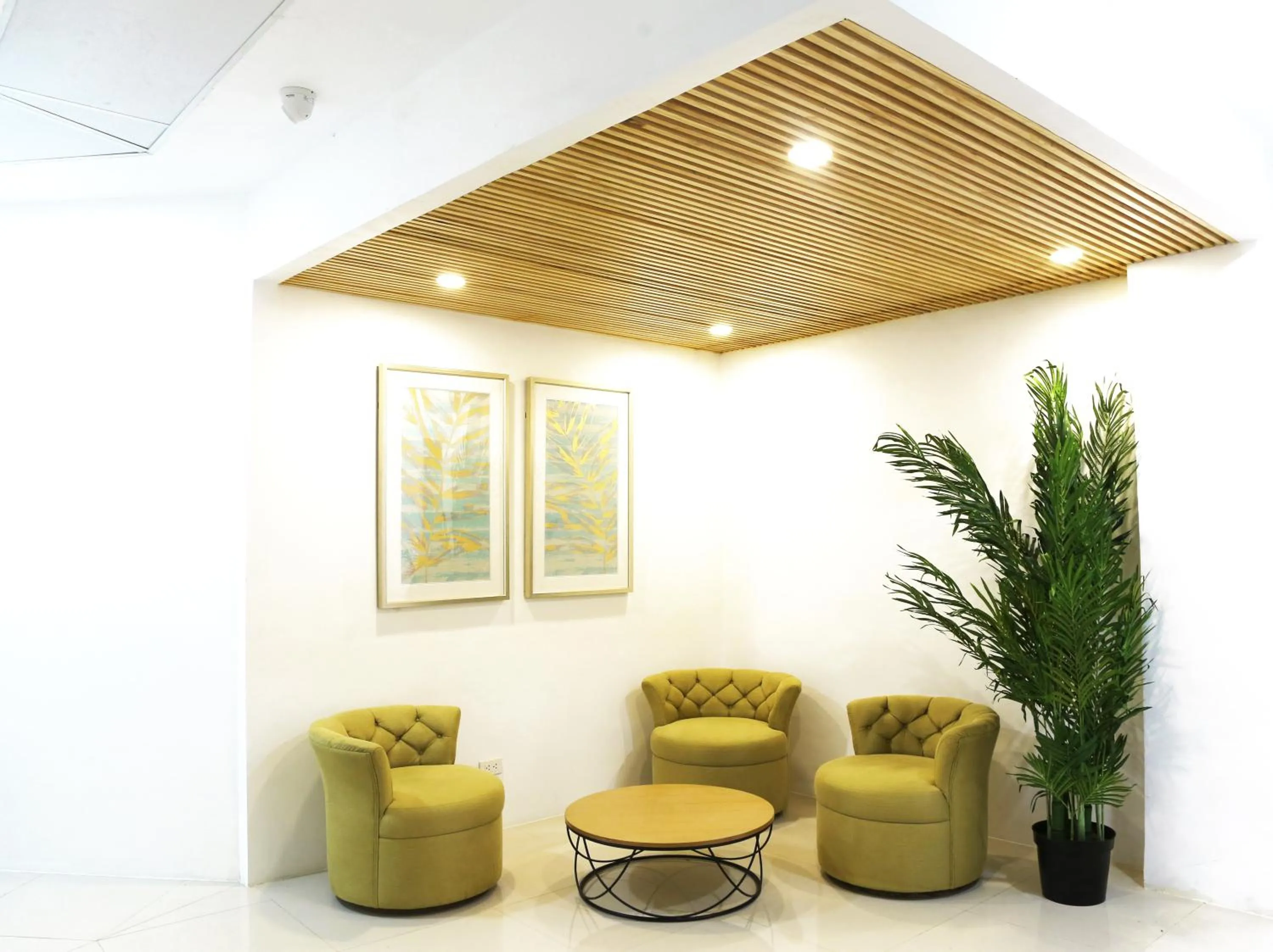 Seating area in Travelbee Airport Inn