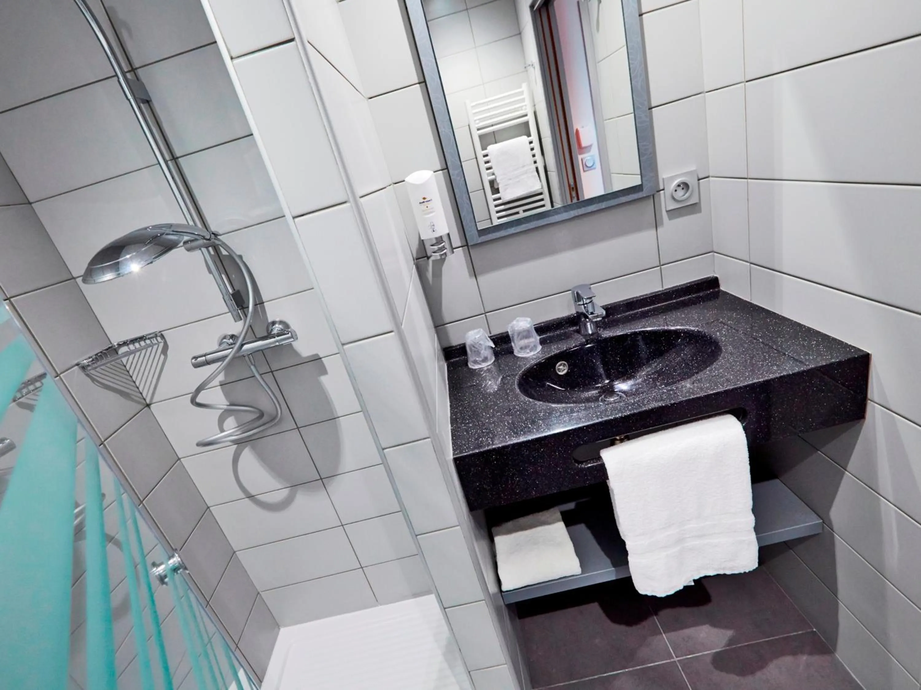 Bathroom, Kitchen/Kitchenette in Première Classe Lyon - Saint Priest Eurexpo