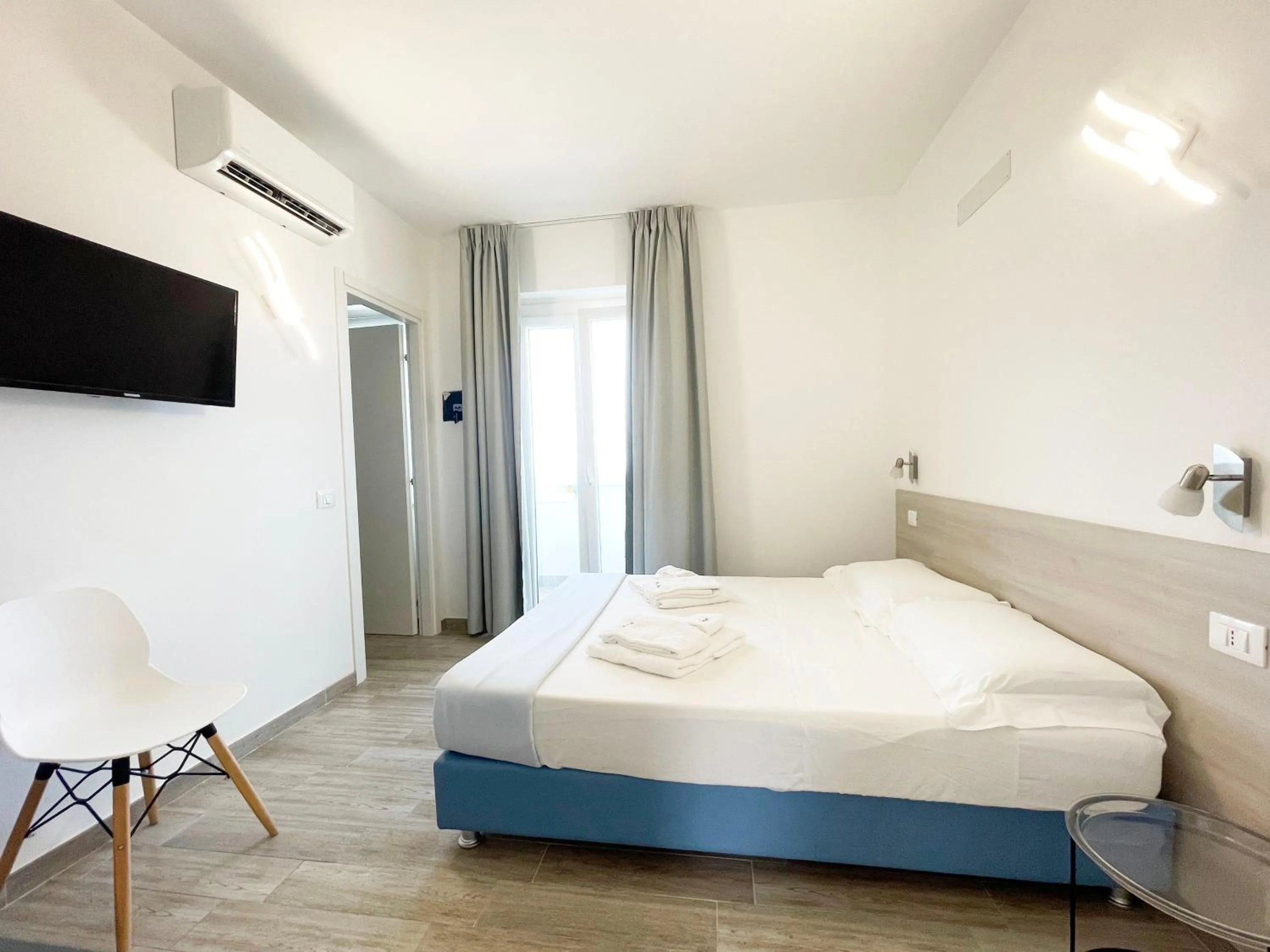 Bed in Perla Blu Tropea