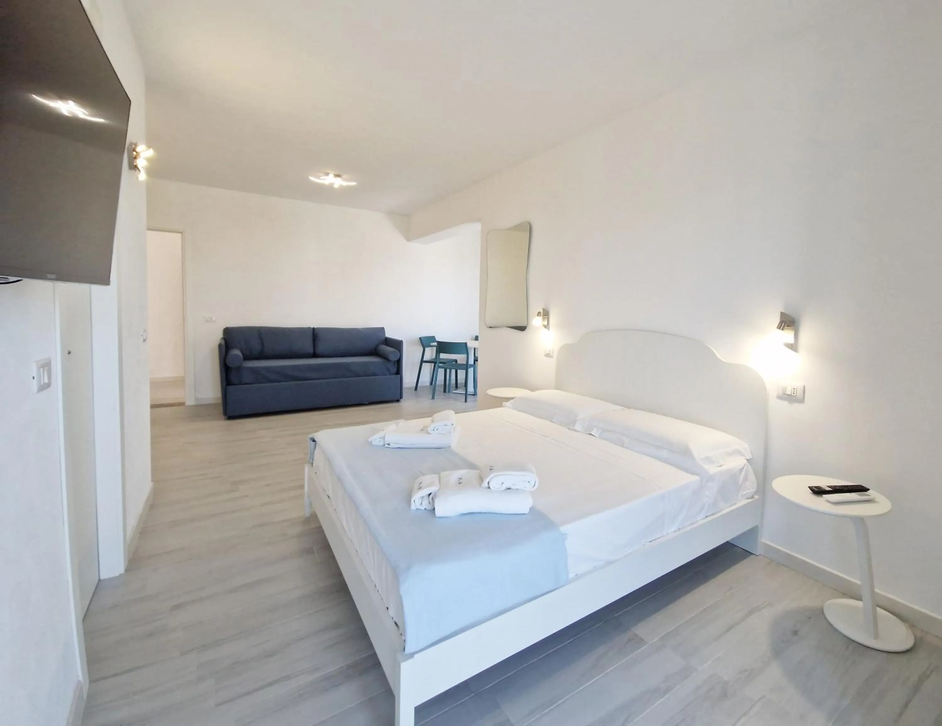 Bed in Perla Blu Tropea