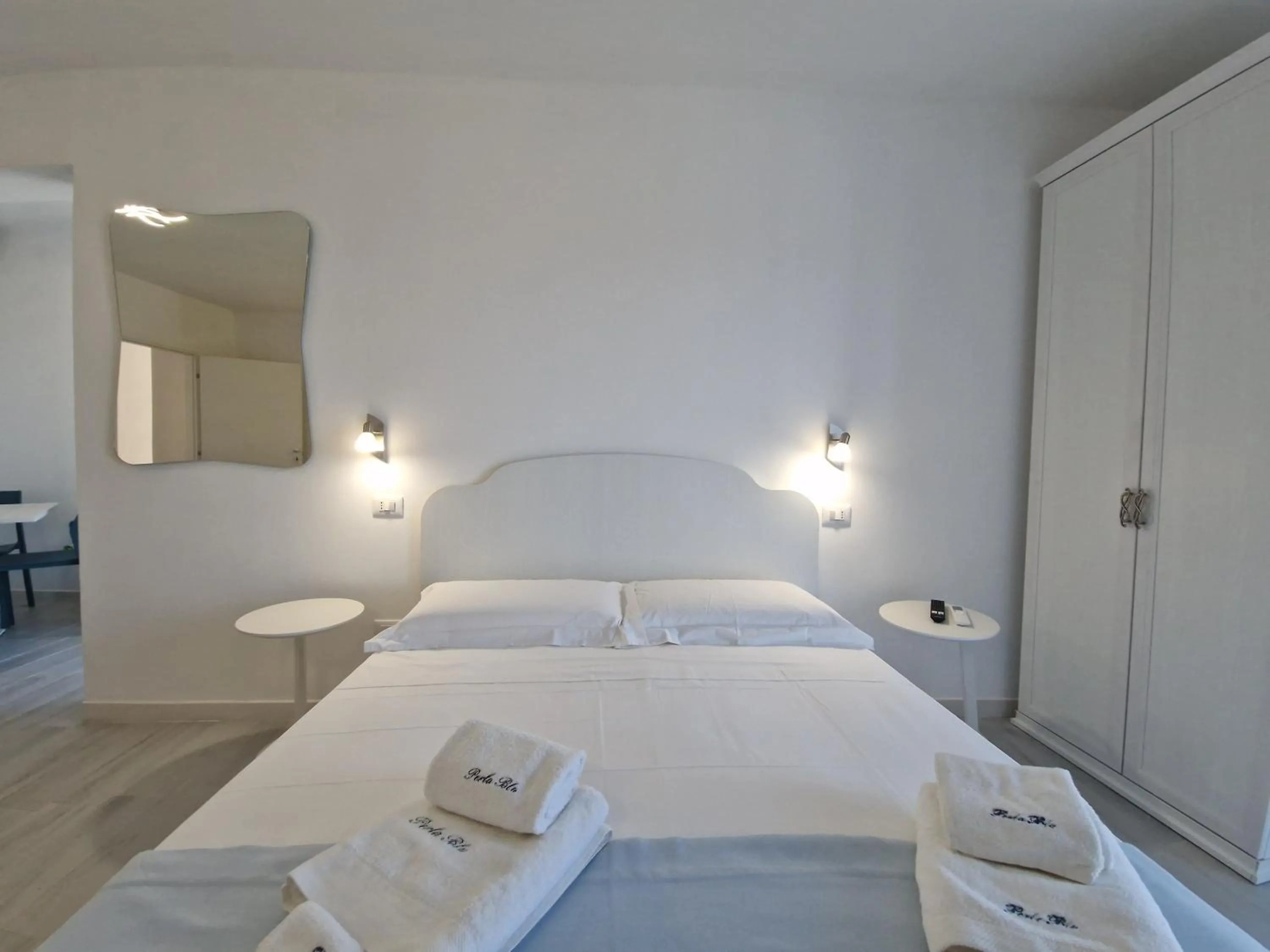 Bed in Perla Blu Tropea