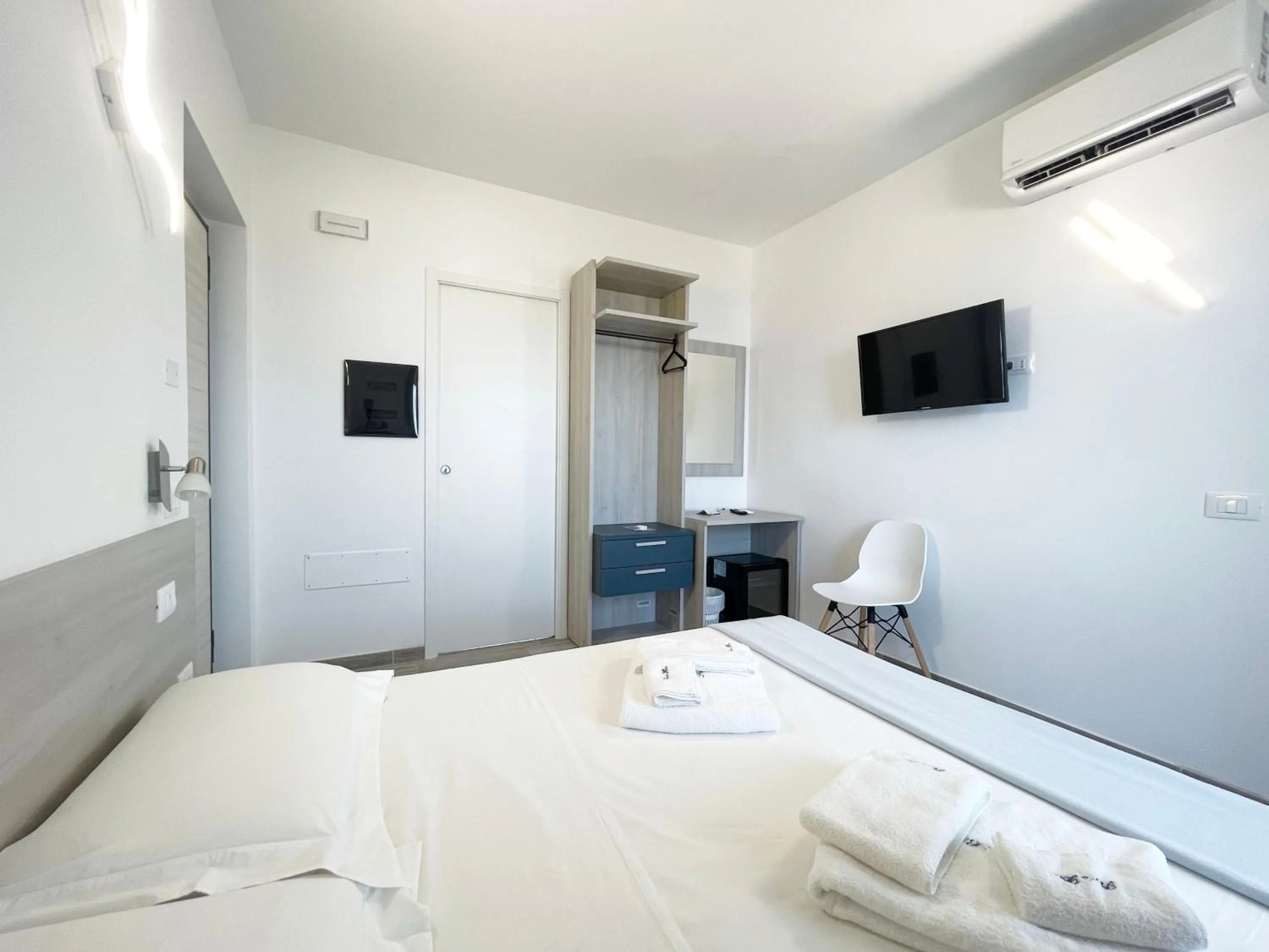 Bedroom, Bed in Perla Blu Tropea