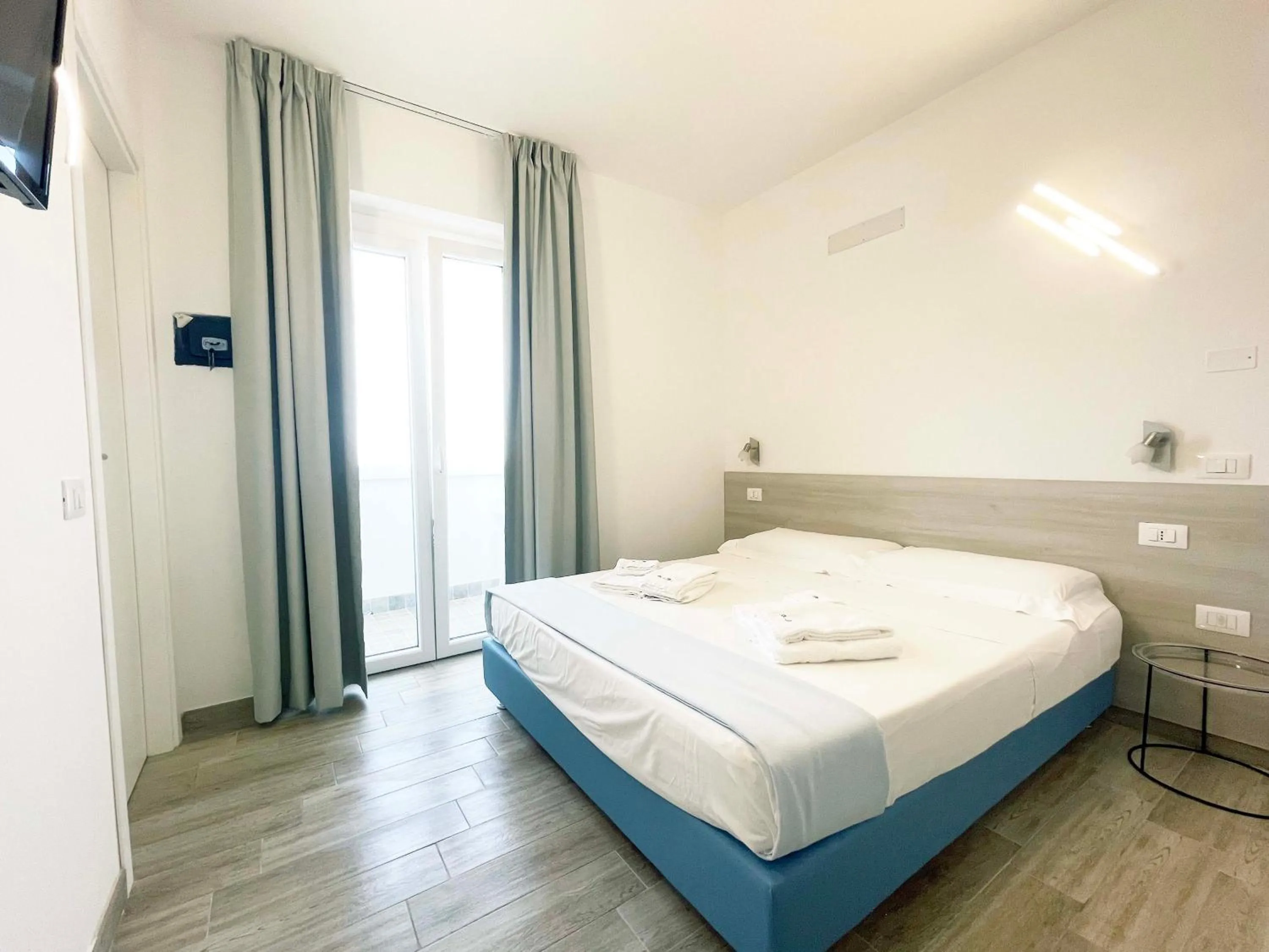 Bedroom, Bed in Perla Blu Tropea