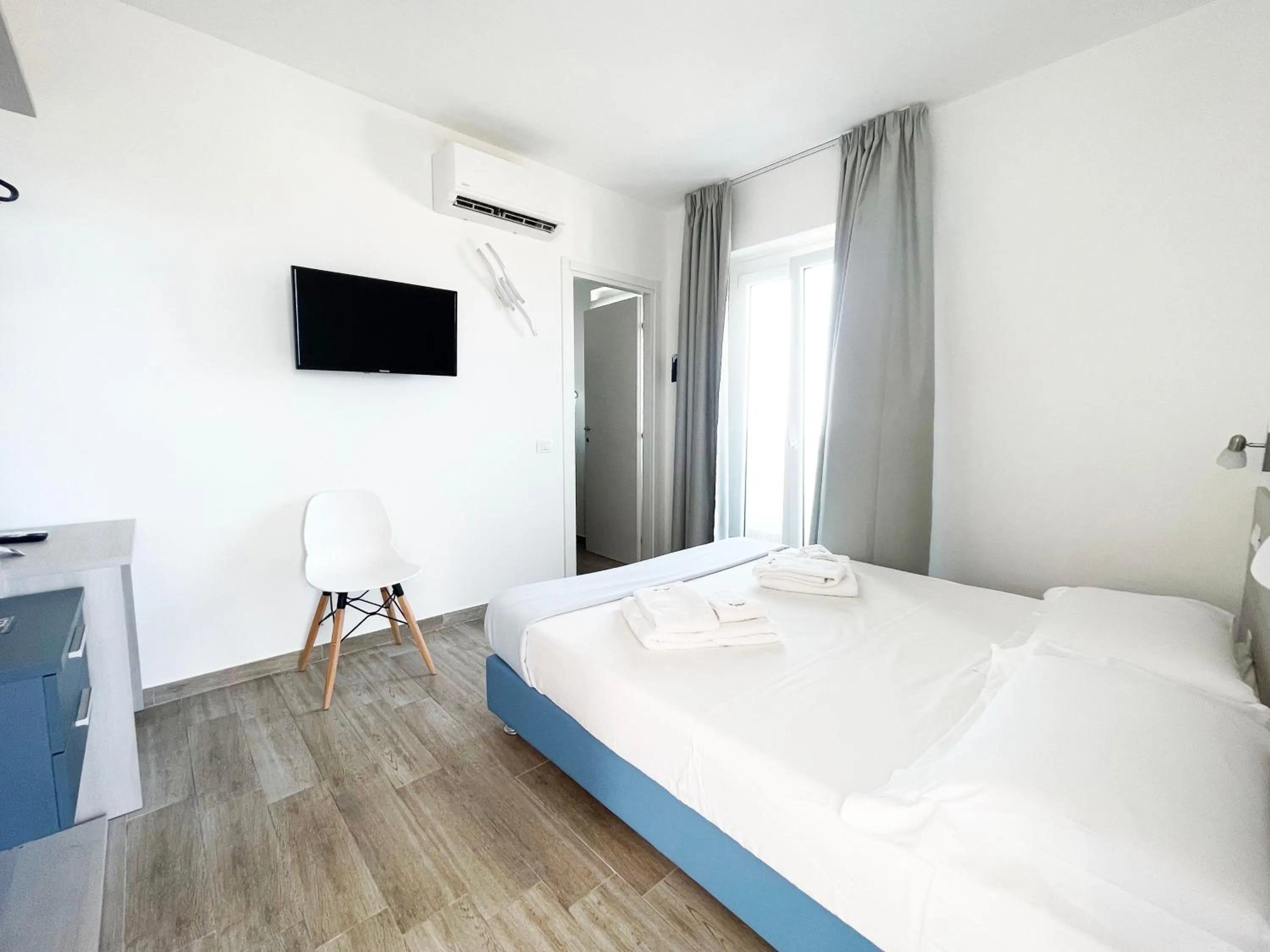 Bedroom, Bed in Perla Blu Tropea