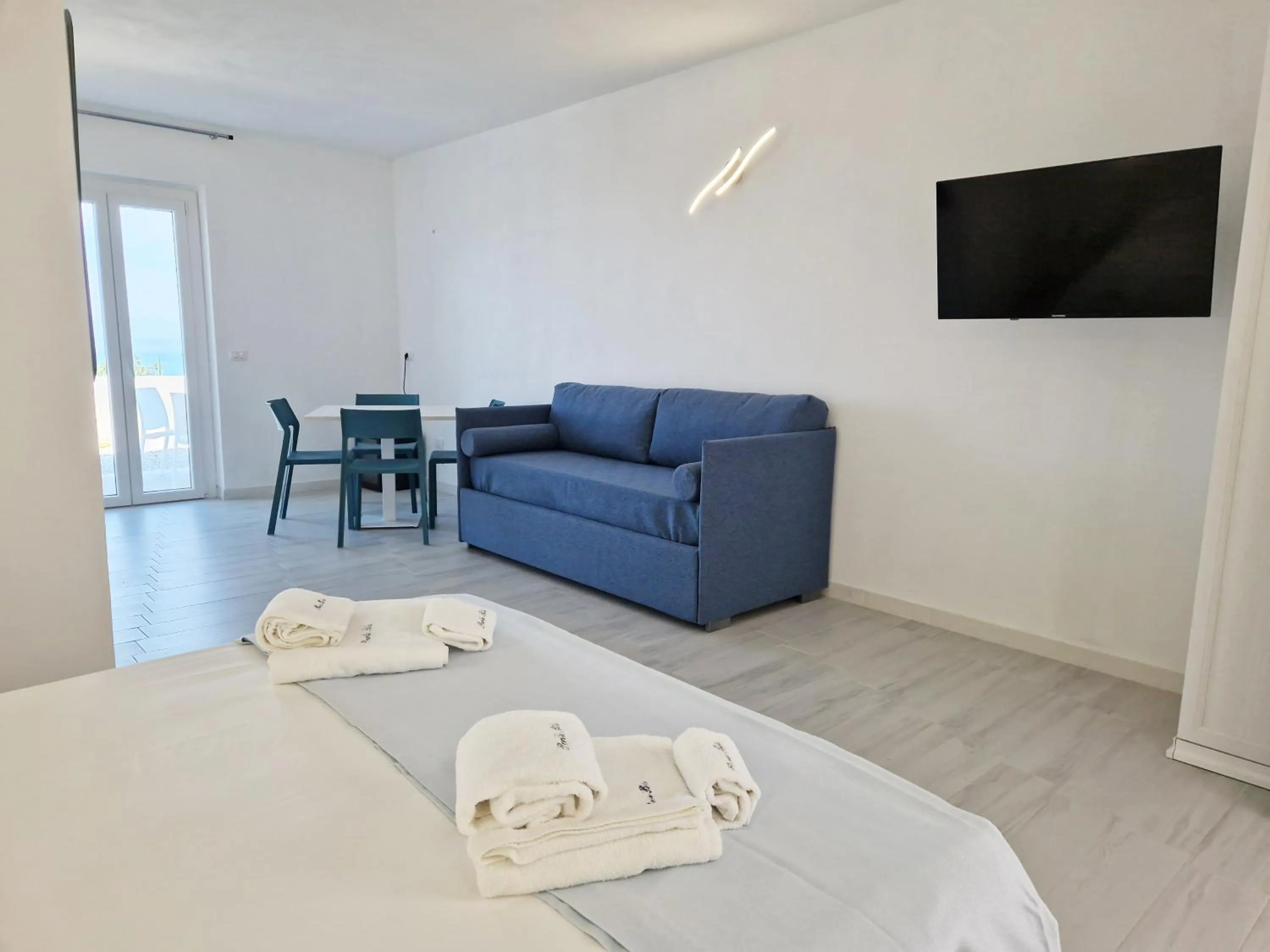 Bed in Perla Blu Tropea