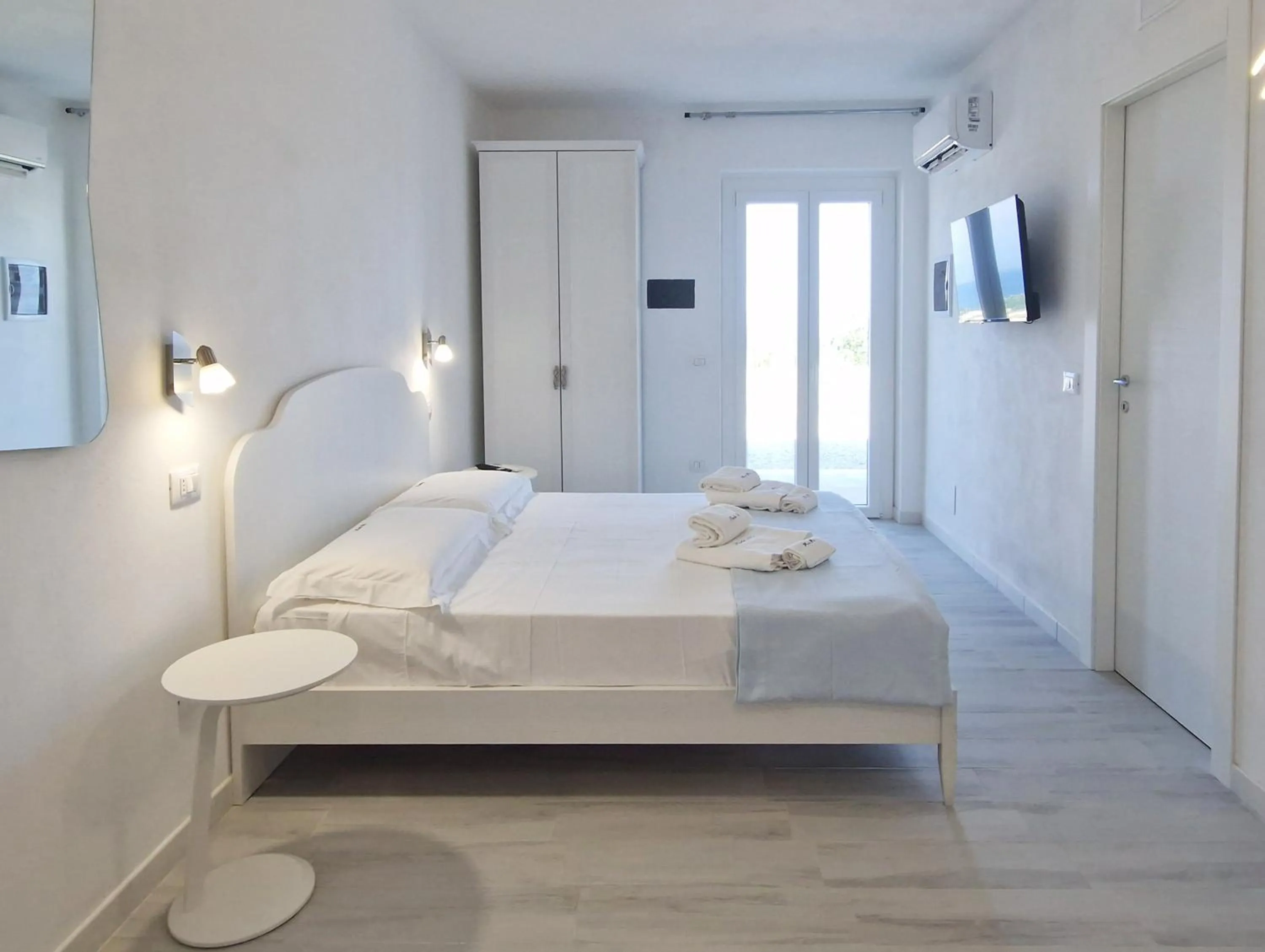 Bed in Perla Blu Tropea