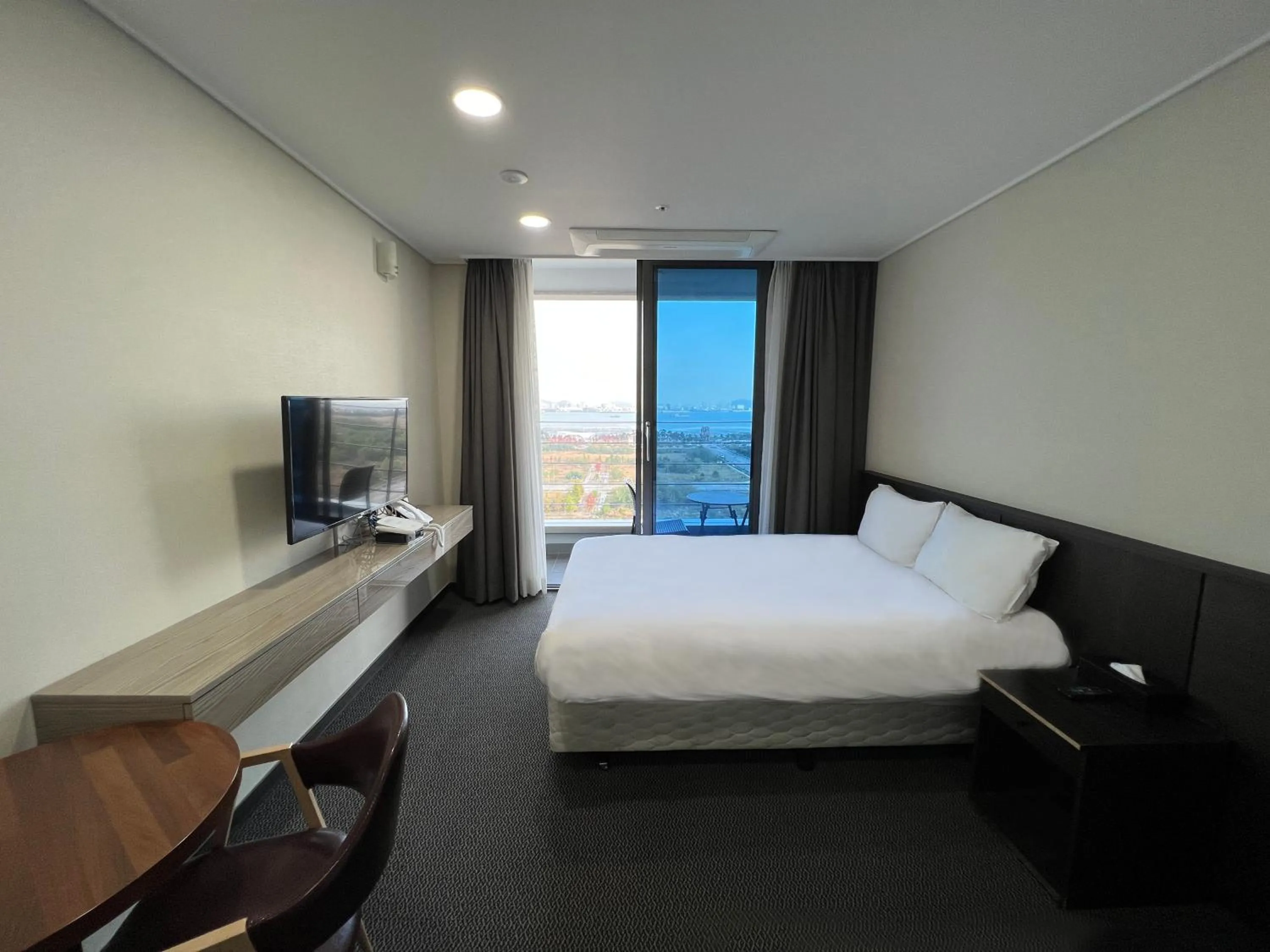 Sea view, Bed in Incheon Rivieraverium Hotel