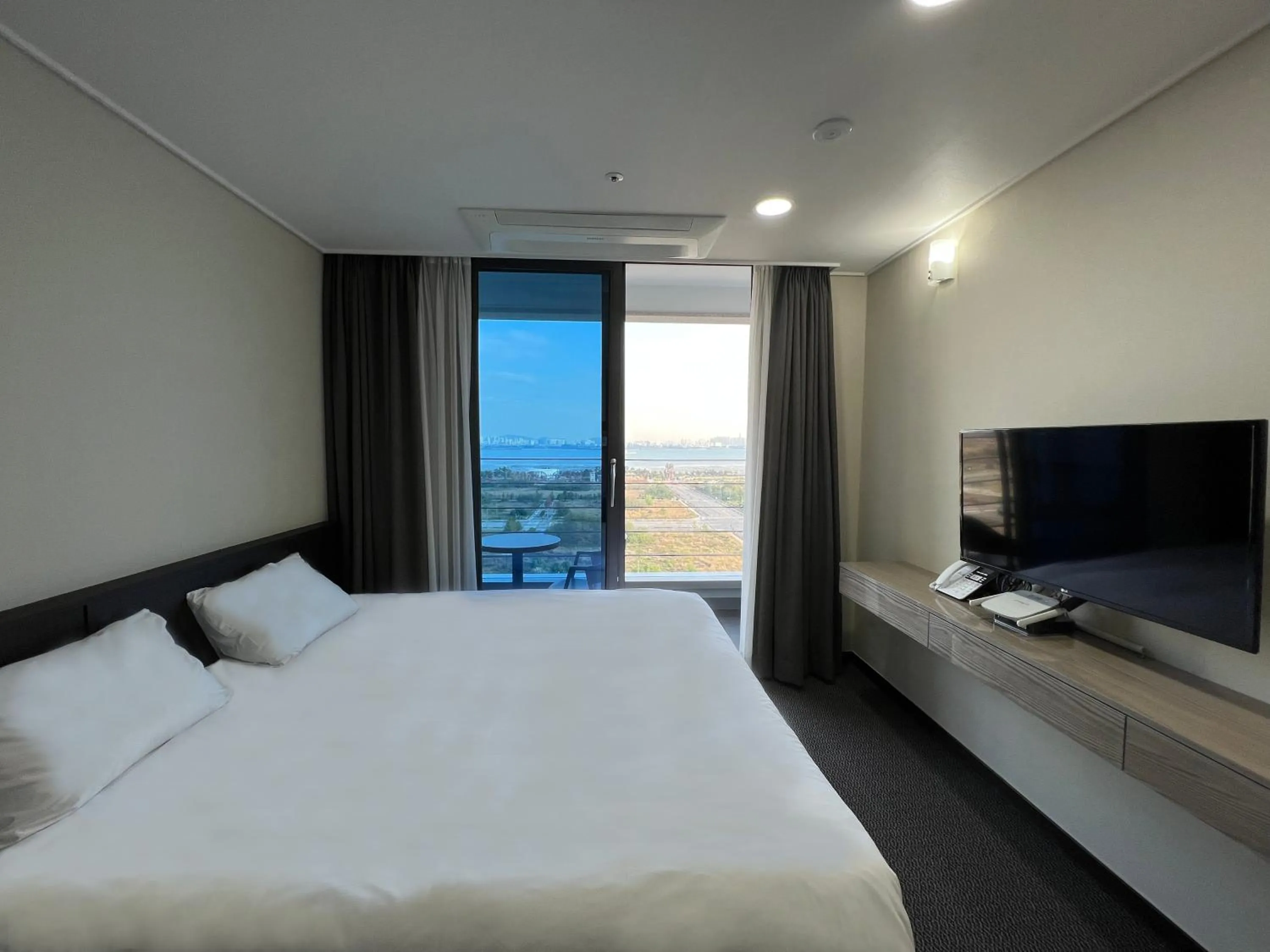 Sea view, Bed in Incheon Rivieraverium Hotel
