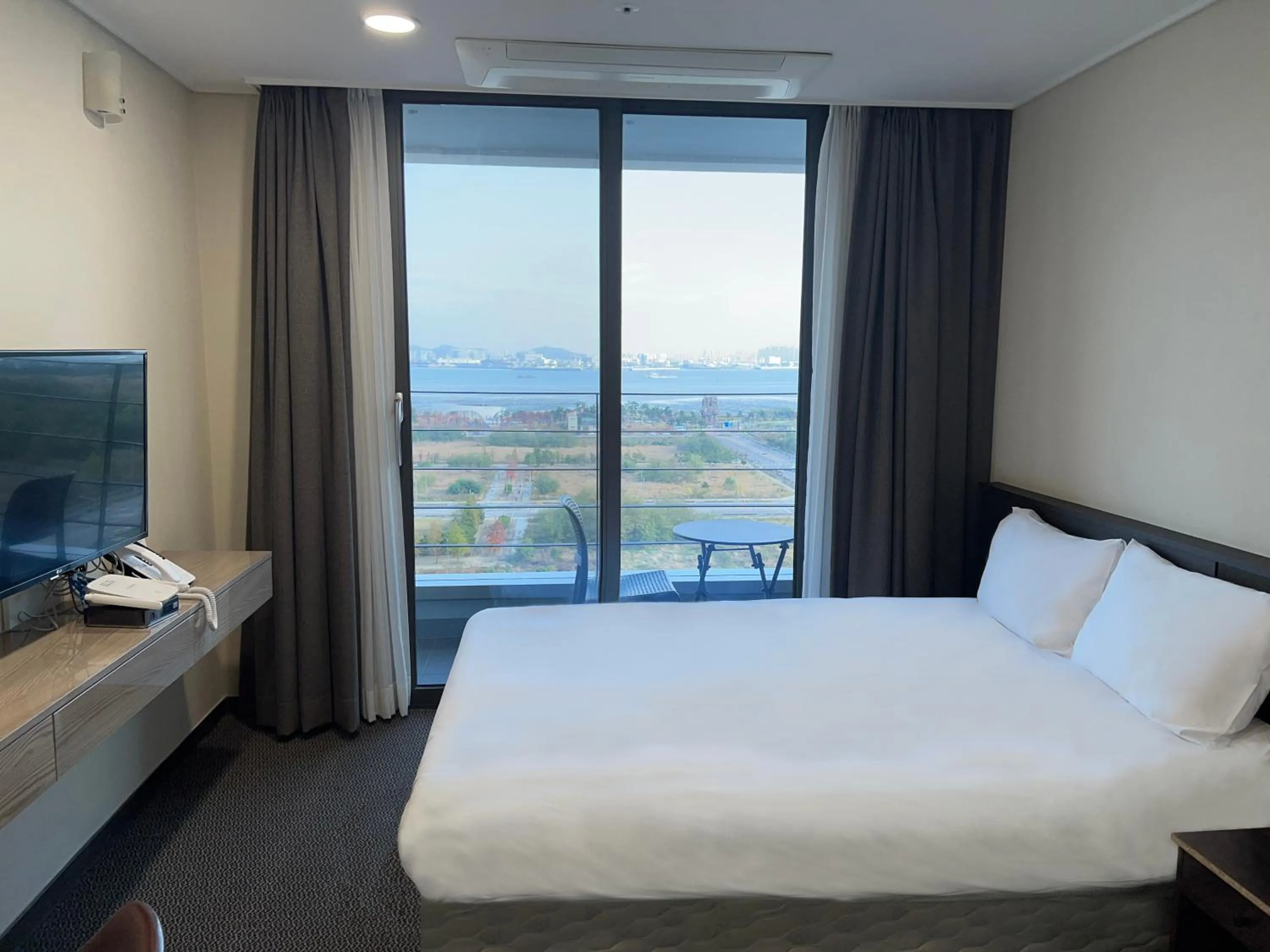 Sea view, Bed in Incheon Rivieraverium Hotel