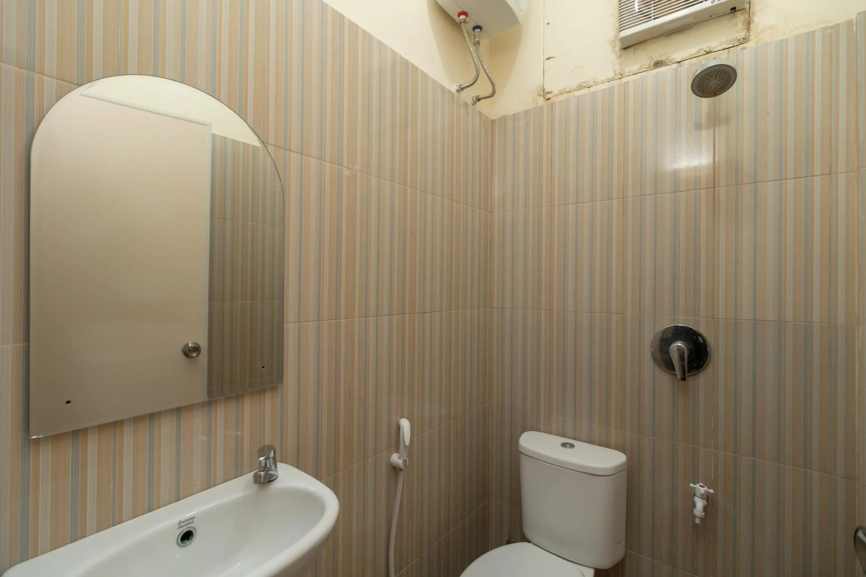 Bathroom in RedDoorz near RS Awal Bros Sudirman Pekanbaru