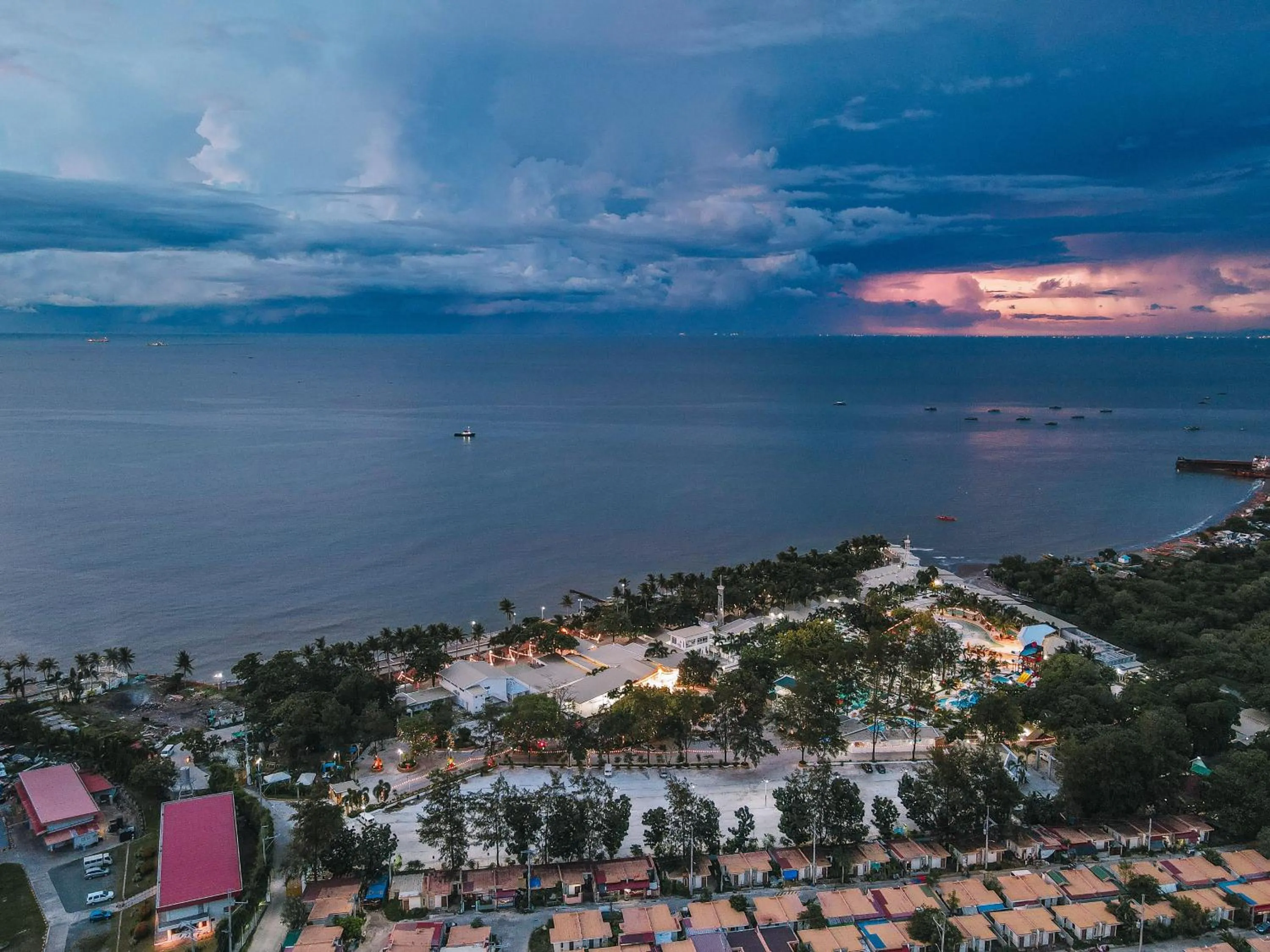 Villa Excellance Beach and Wave Pool Resort