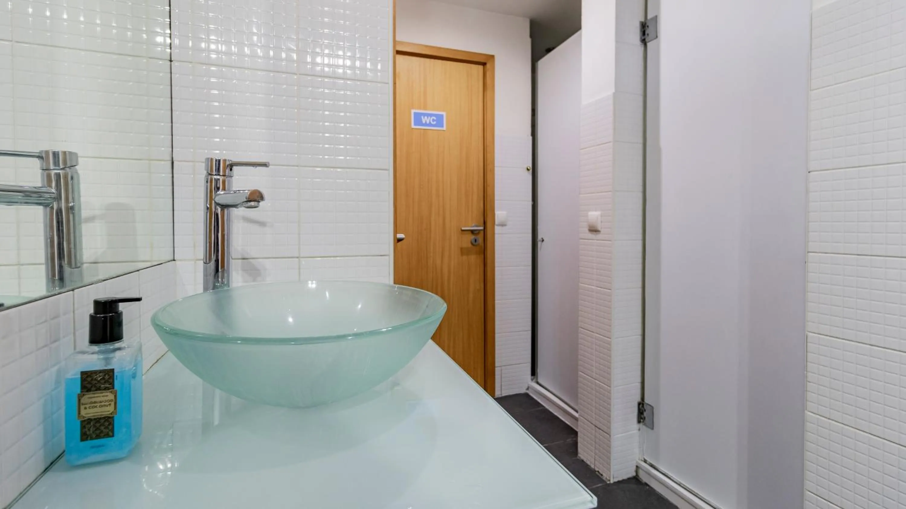 Toilet in Invictus Hostel