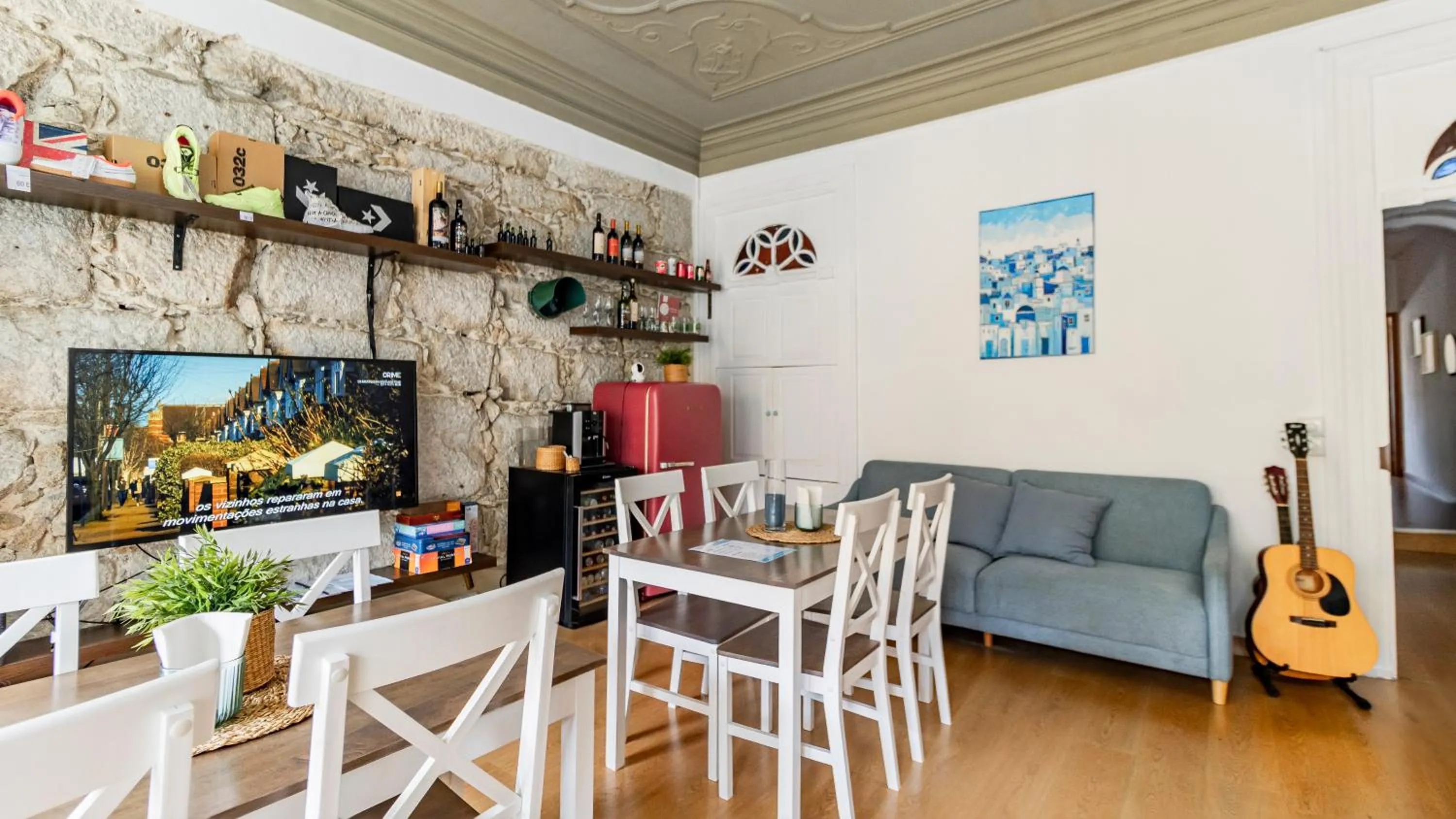 Communal lounge/ TV room in Invictus Hostel