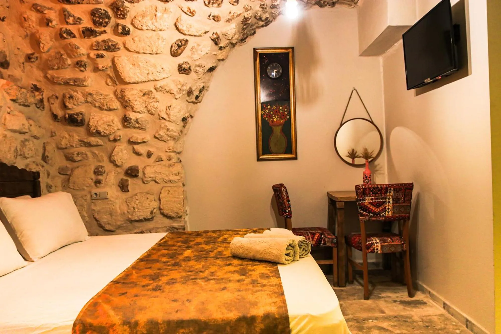 Photo of the whole room, Bed in Mons Masius Hotel Teras