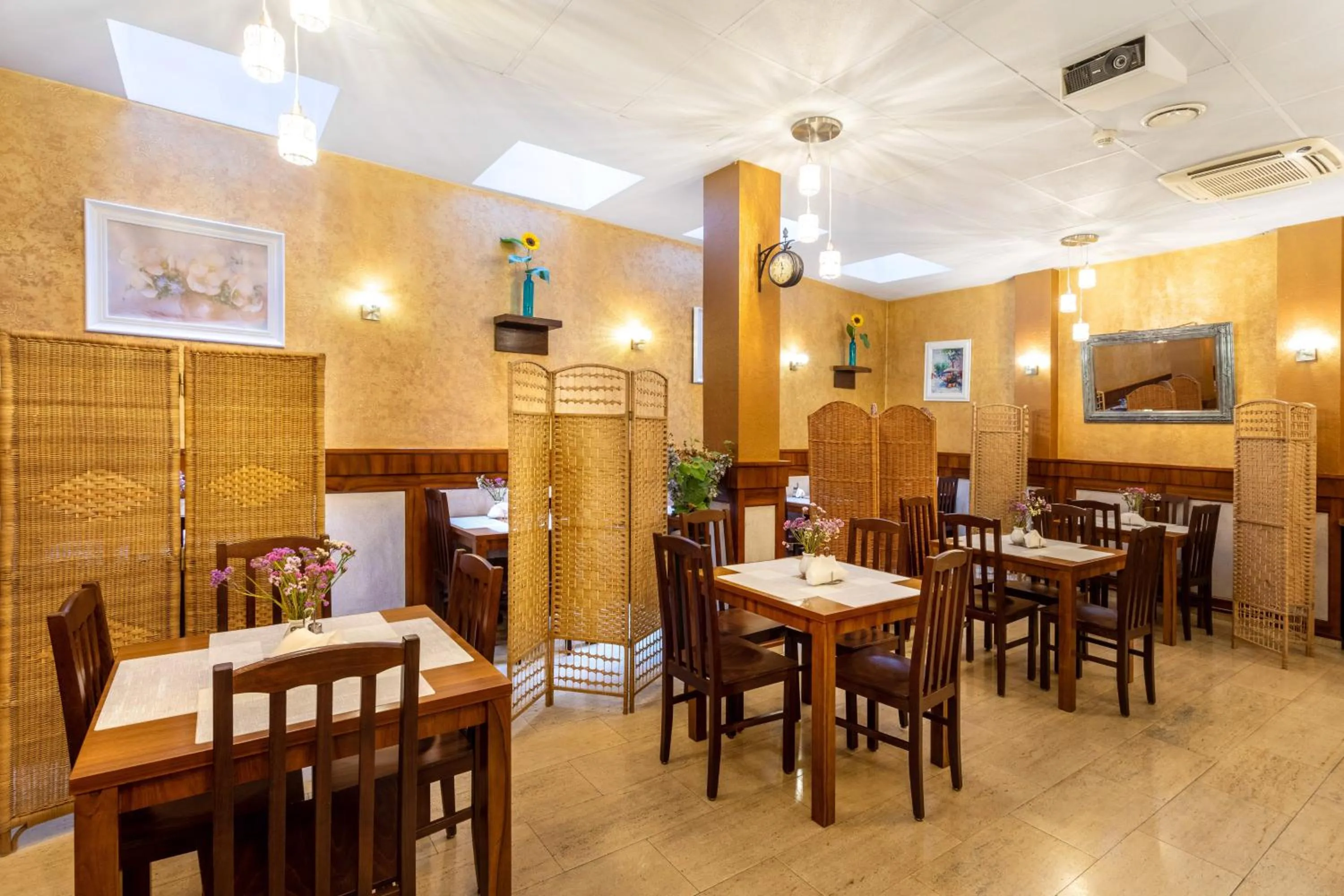 Restaurant/places to eat in David Boutique Hotel