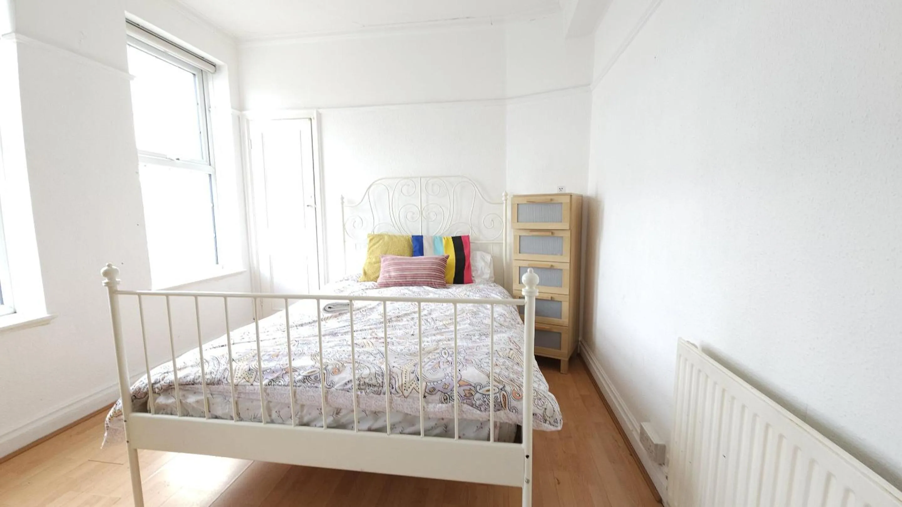 Bedroom, Bed in London Edgware Station Apartment
