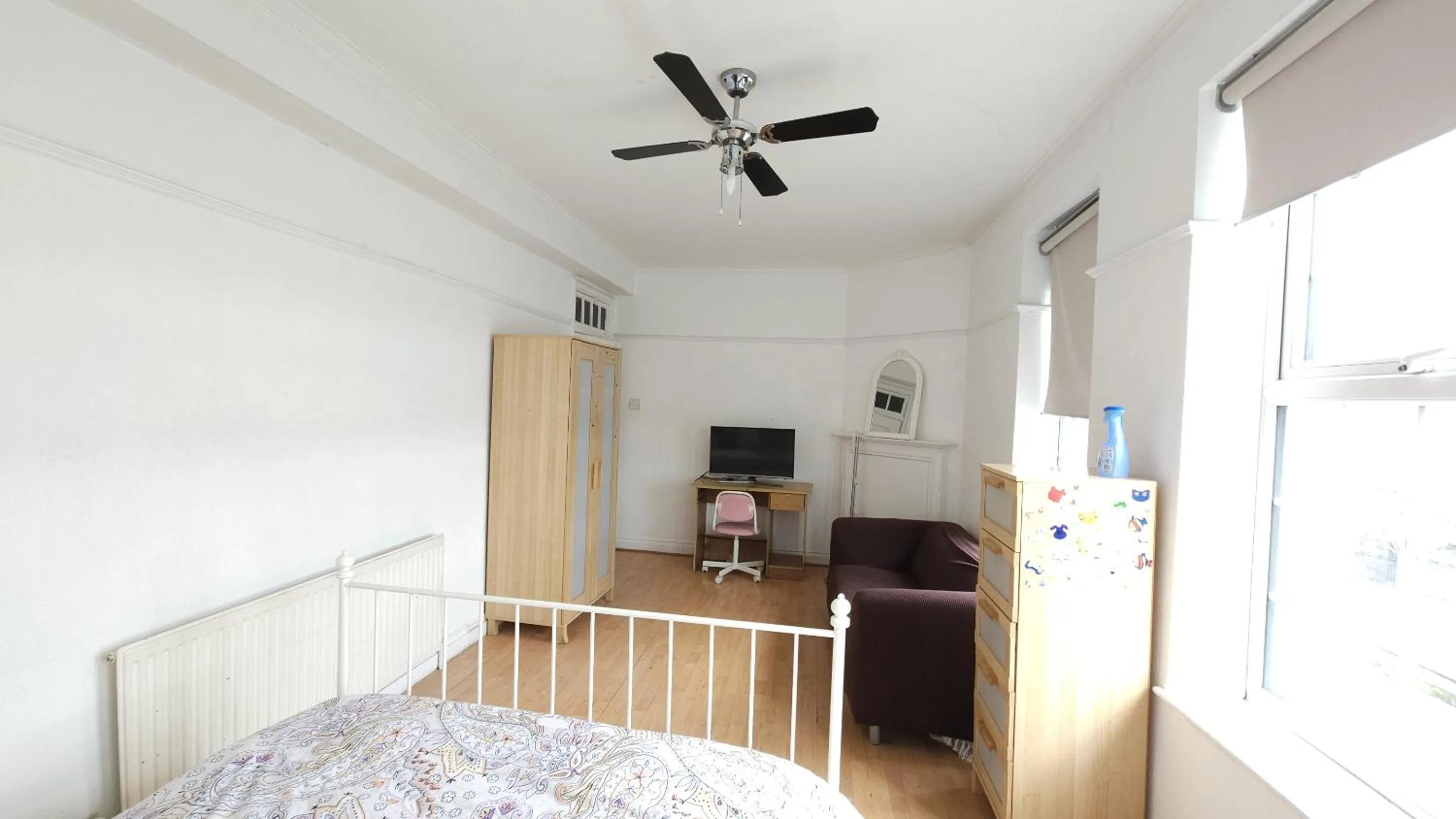 Bedroom, Bed in London Edgware Station Apartment