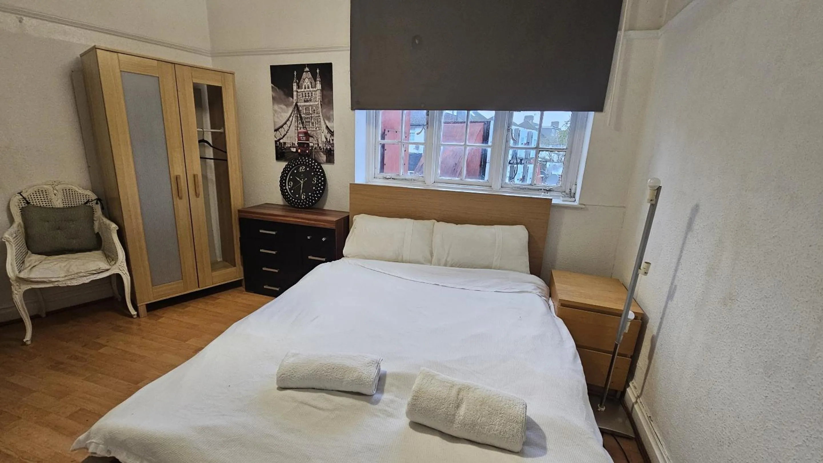 Bedroom, Bed in London Edgware Station Apartment