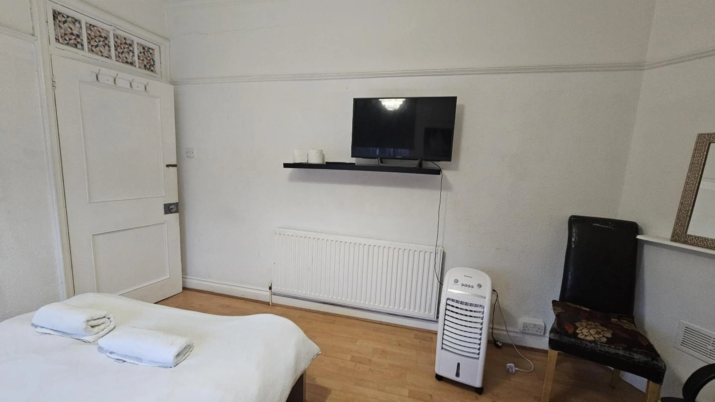 Bedroom, Bed in London Edgware Station Apartment