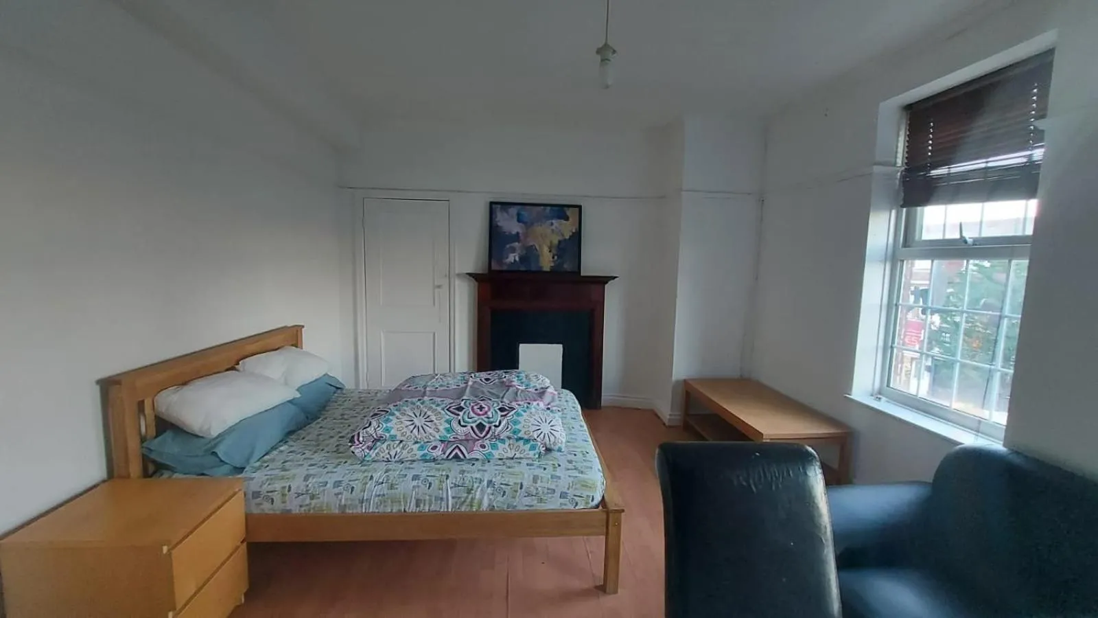 Bedroom, Bed in London Edgware Station Apartment