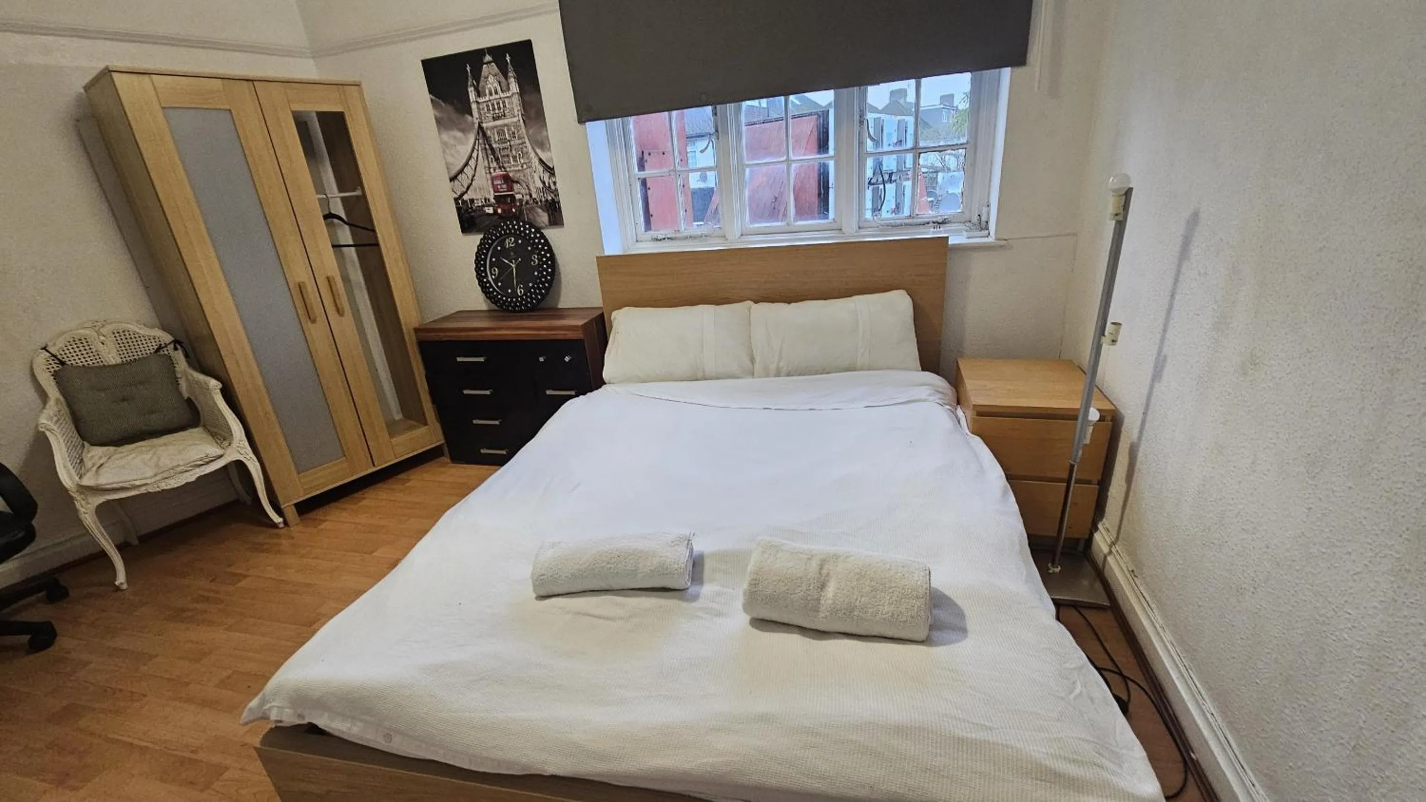 Bedroom, Bed in London Edgware Station Apartment