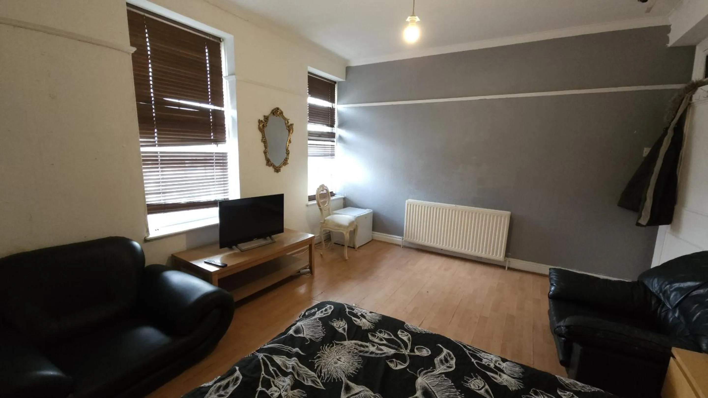 Bedroom in London Edgware Station Apartment