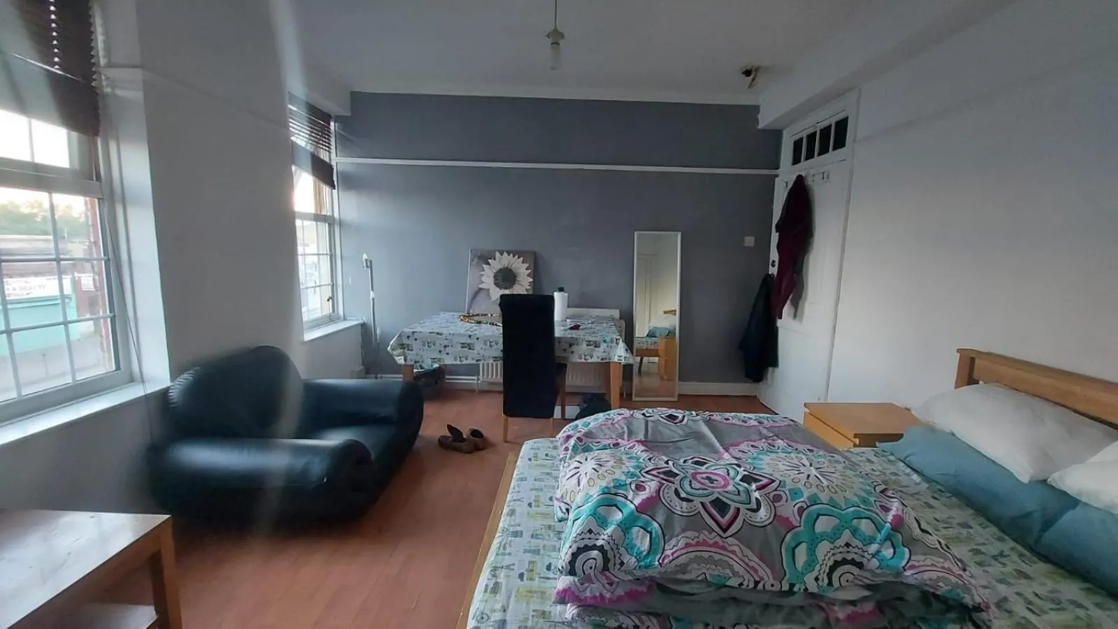 Bedroom, Bed in London Edgware Station Apartment