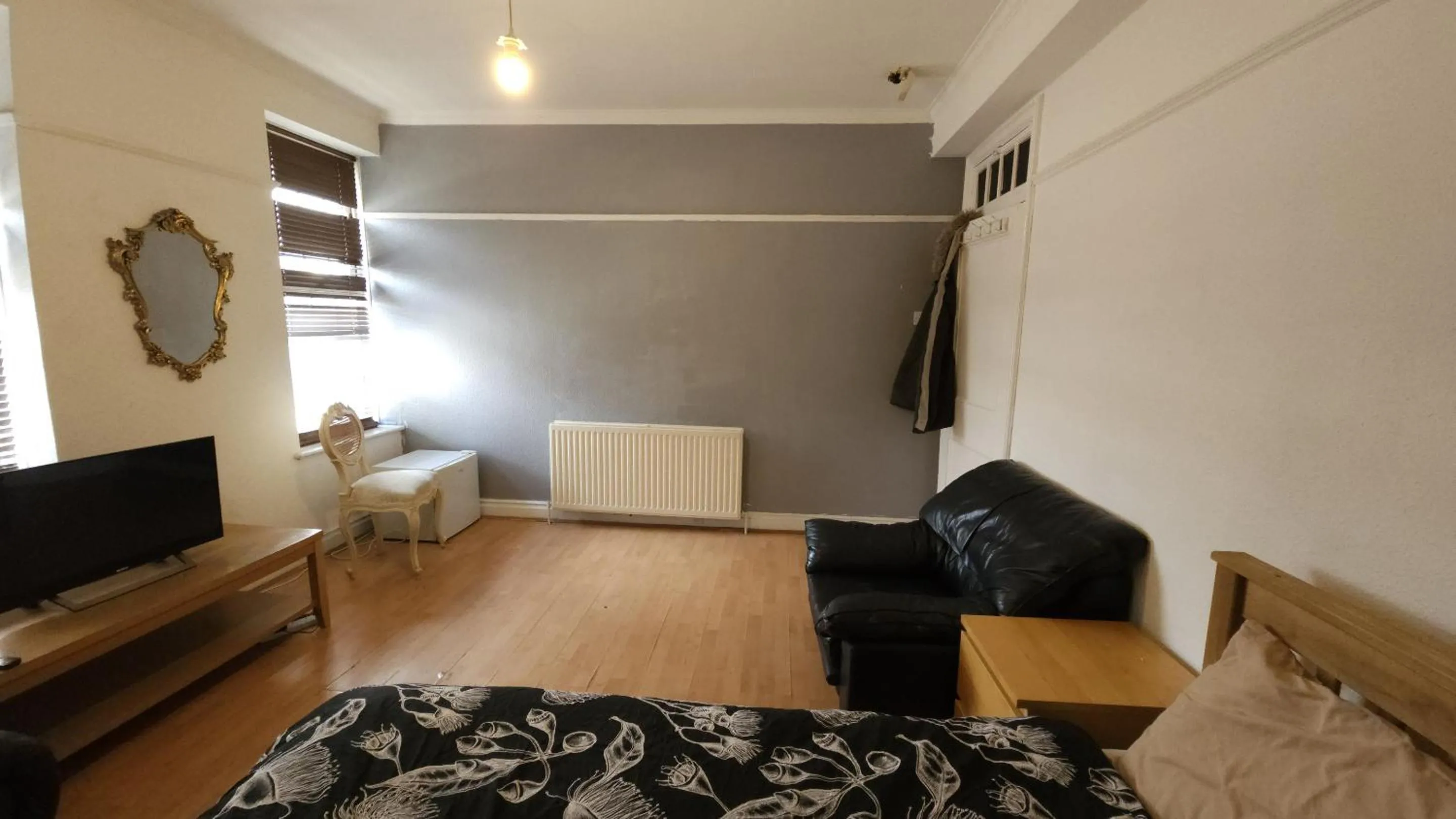 Bedroom in London Edgware Station Apartment