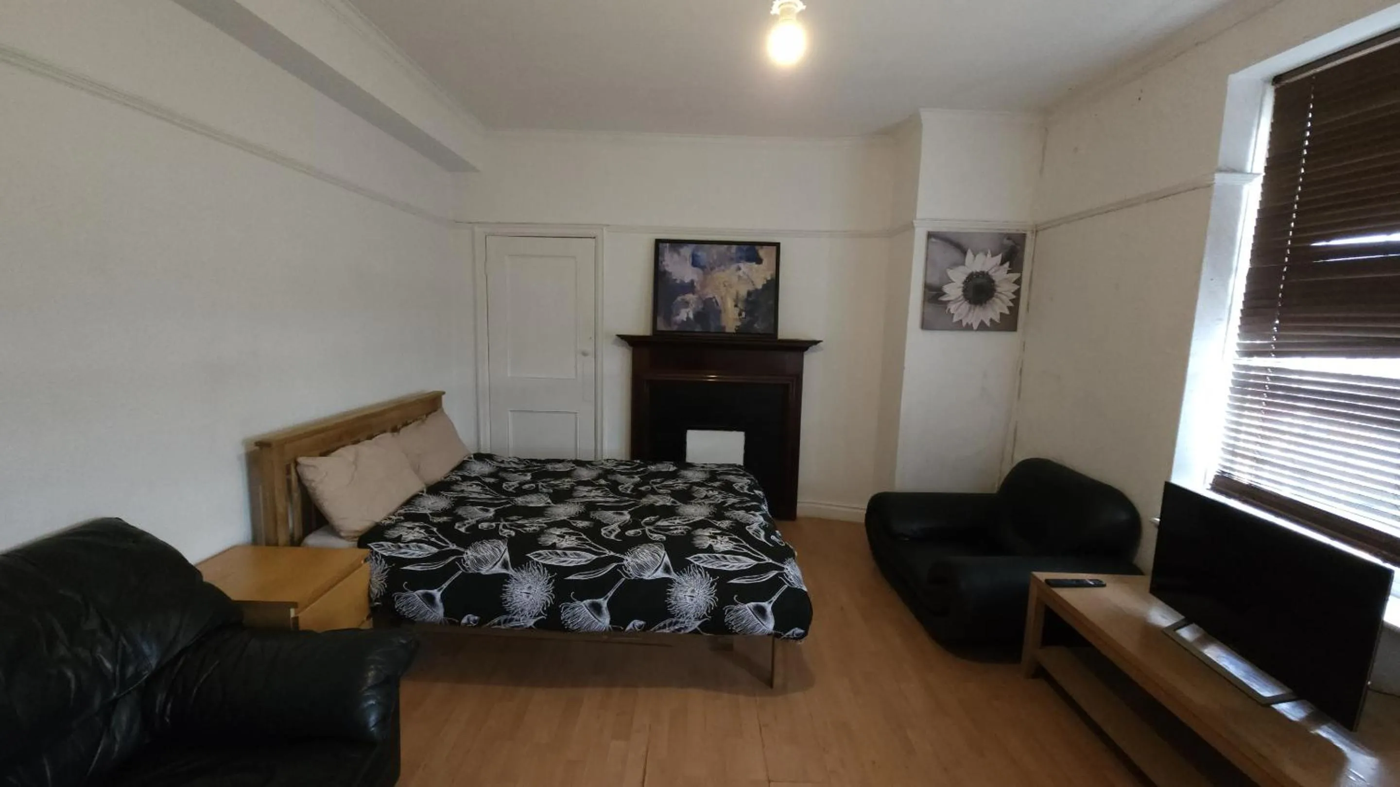 Bedroom, Bed in London Edgware Station Apartment