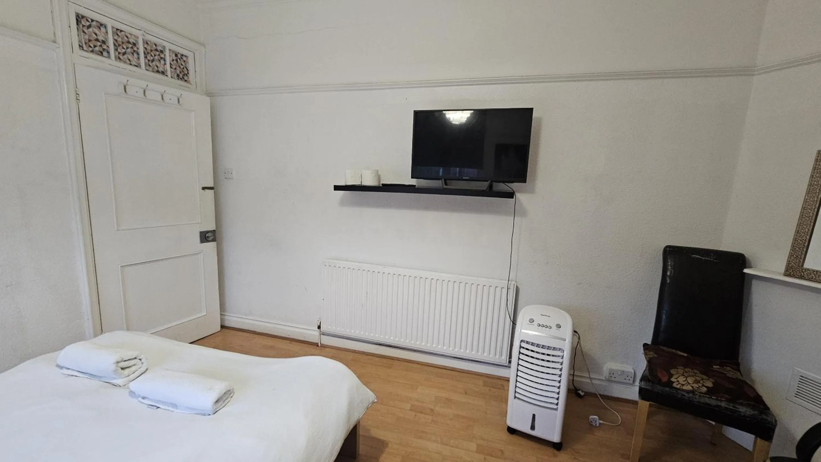Bedroom, Bed in London Edgware Station Apartment