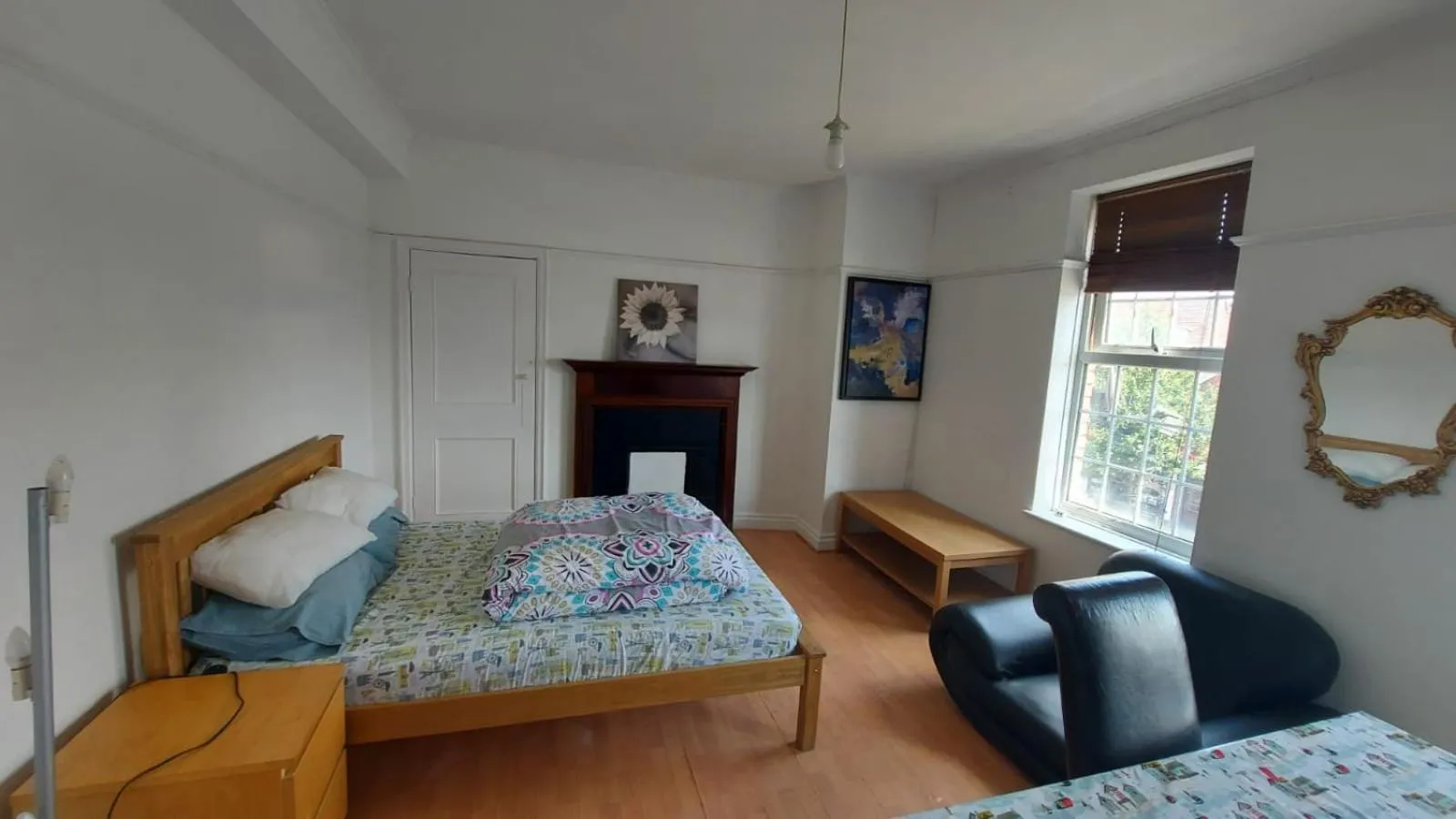 Bedroom, Bed in London Edgware Station Apartment