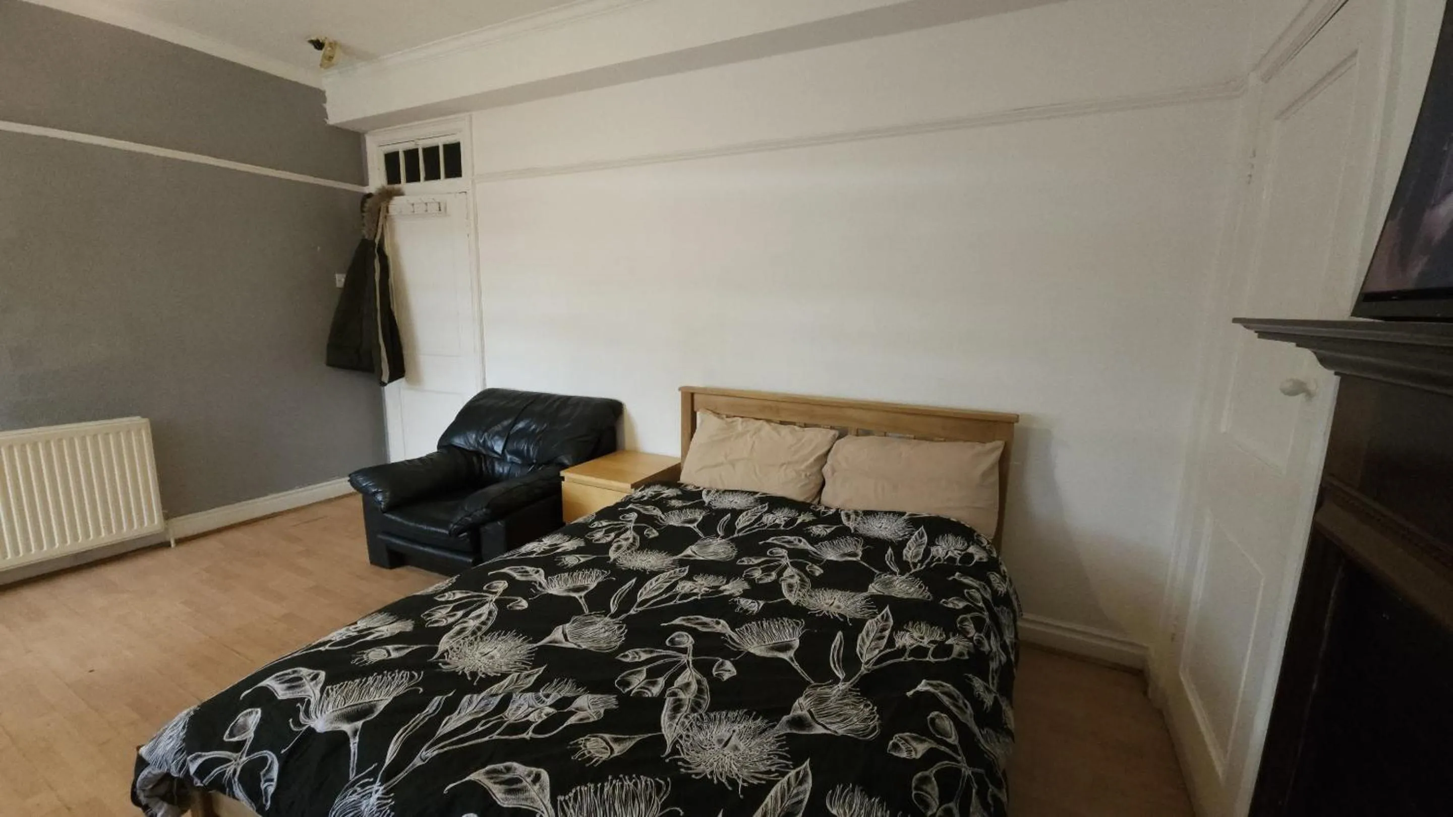 Bedroom, Bed in London Edgware Station Apartment